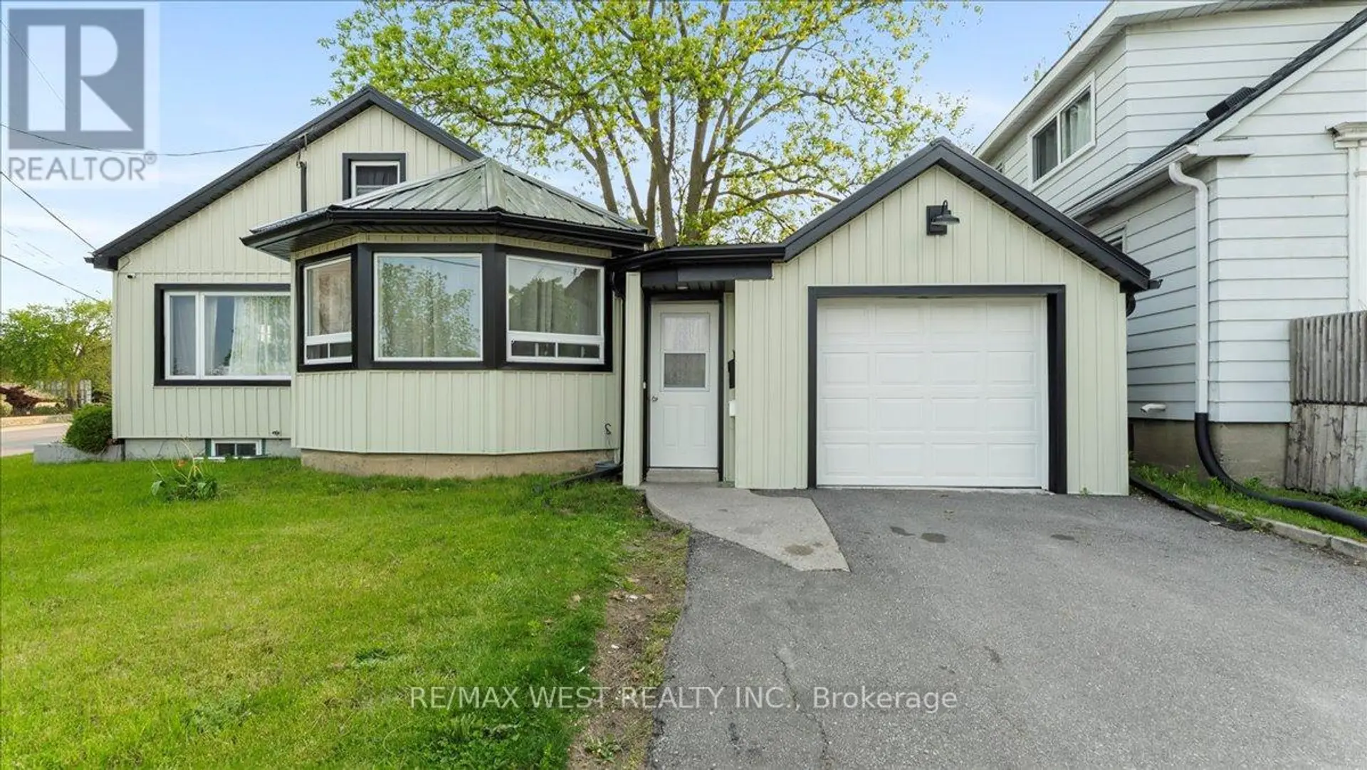 134 DUNDAS STREET W - Image 1