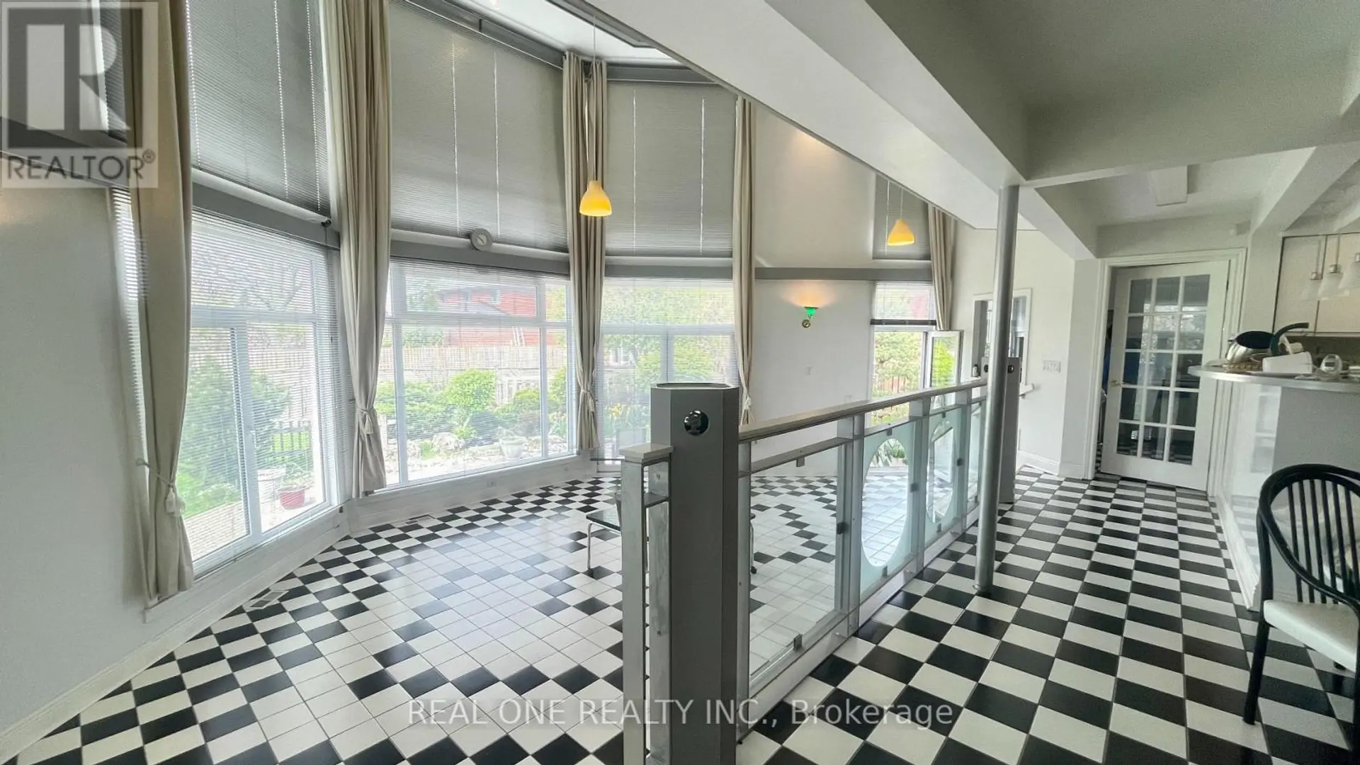 71 STOCK AVENUE - Image 2