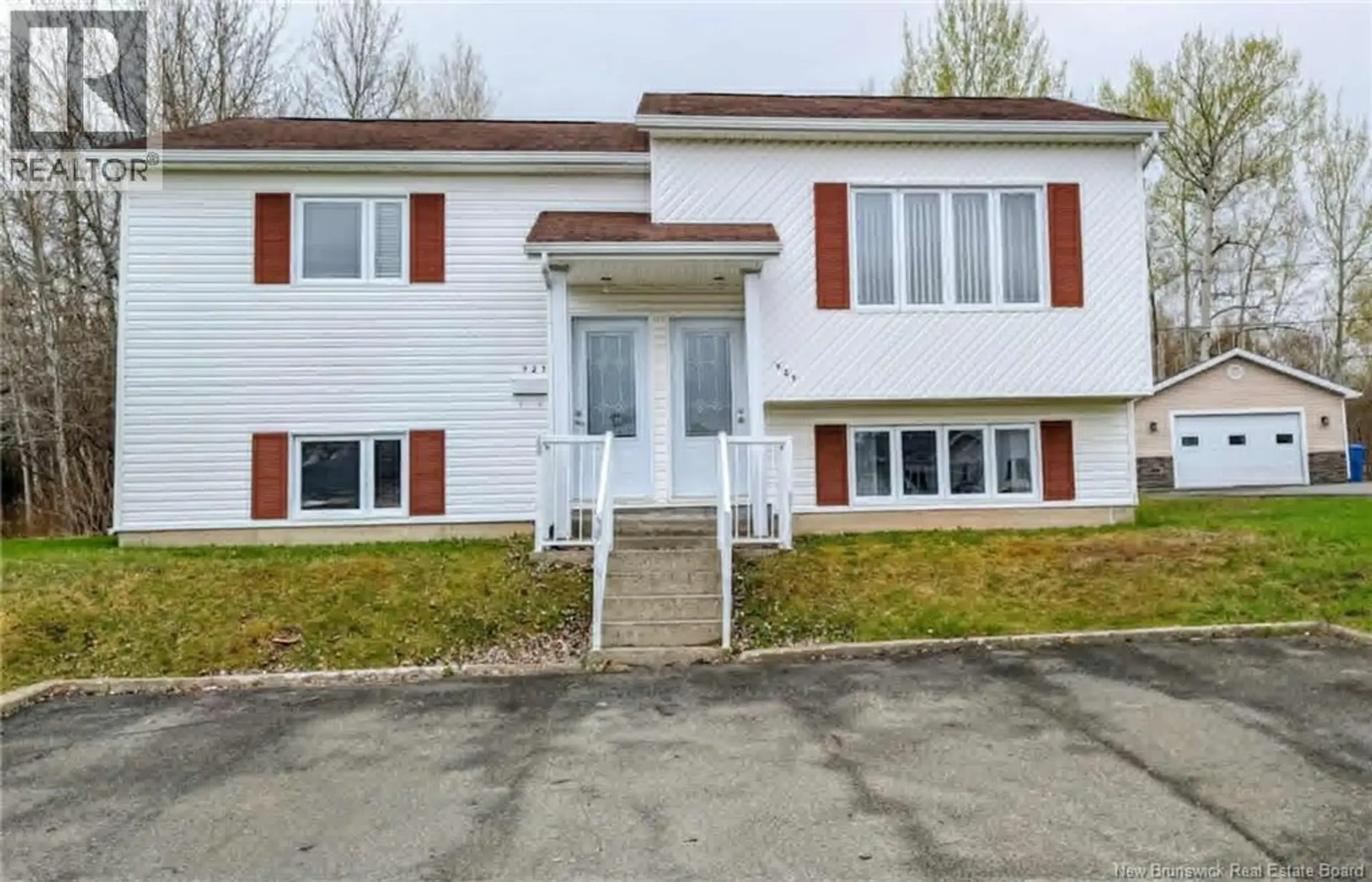 925-927 Victoria Avenue - Image 1