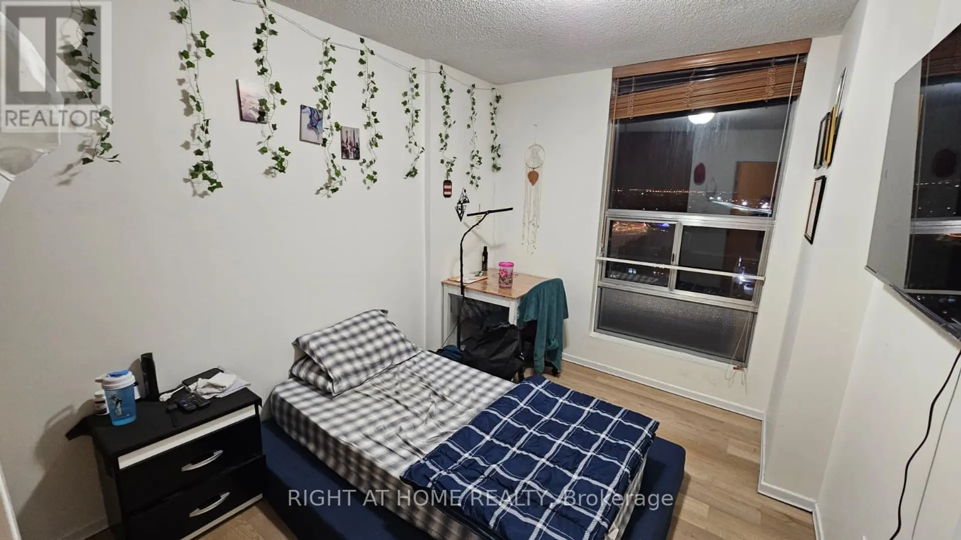 #1912 25 KENSINGTON ROAD - Image 9