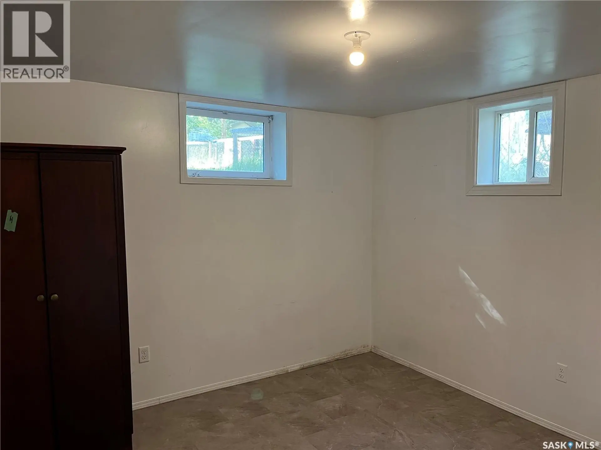 345 19th STREET E - Image 8