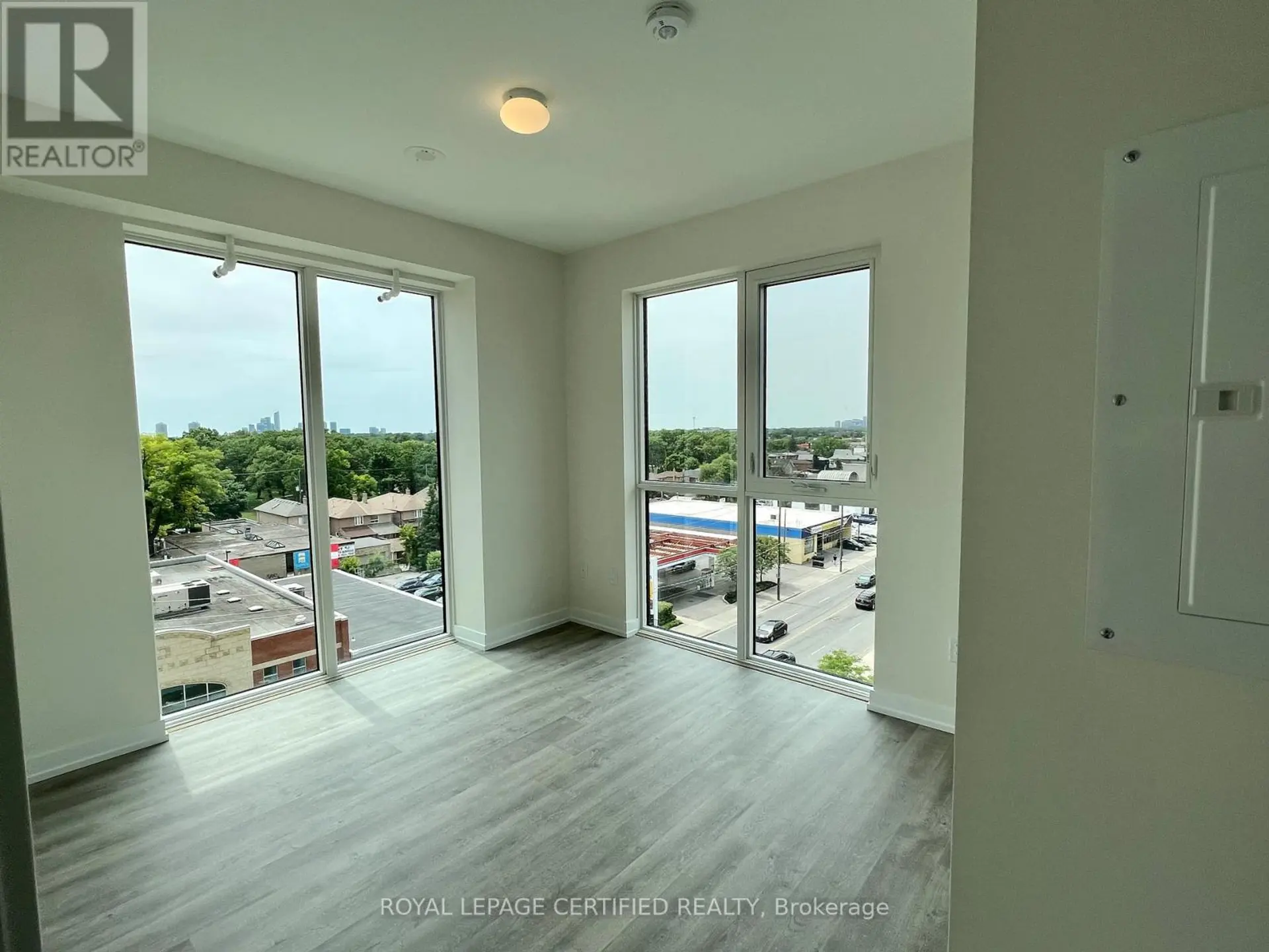 #703 2300 ST. CLAIR AVENUE W - Image 10