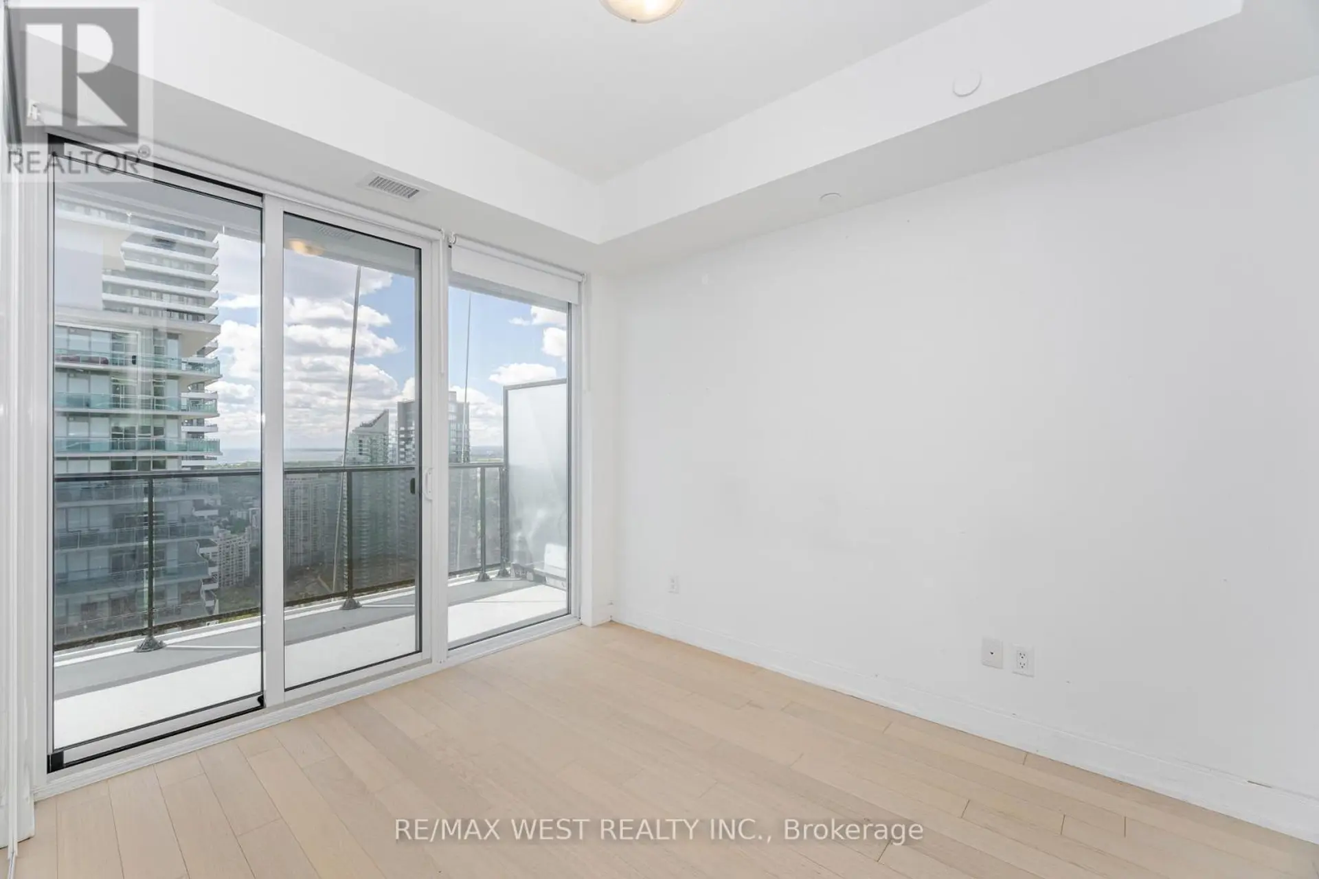 #4007 70 ANNIE CRAIG DRIVE - Image 12