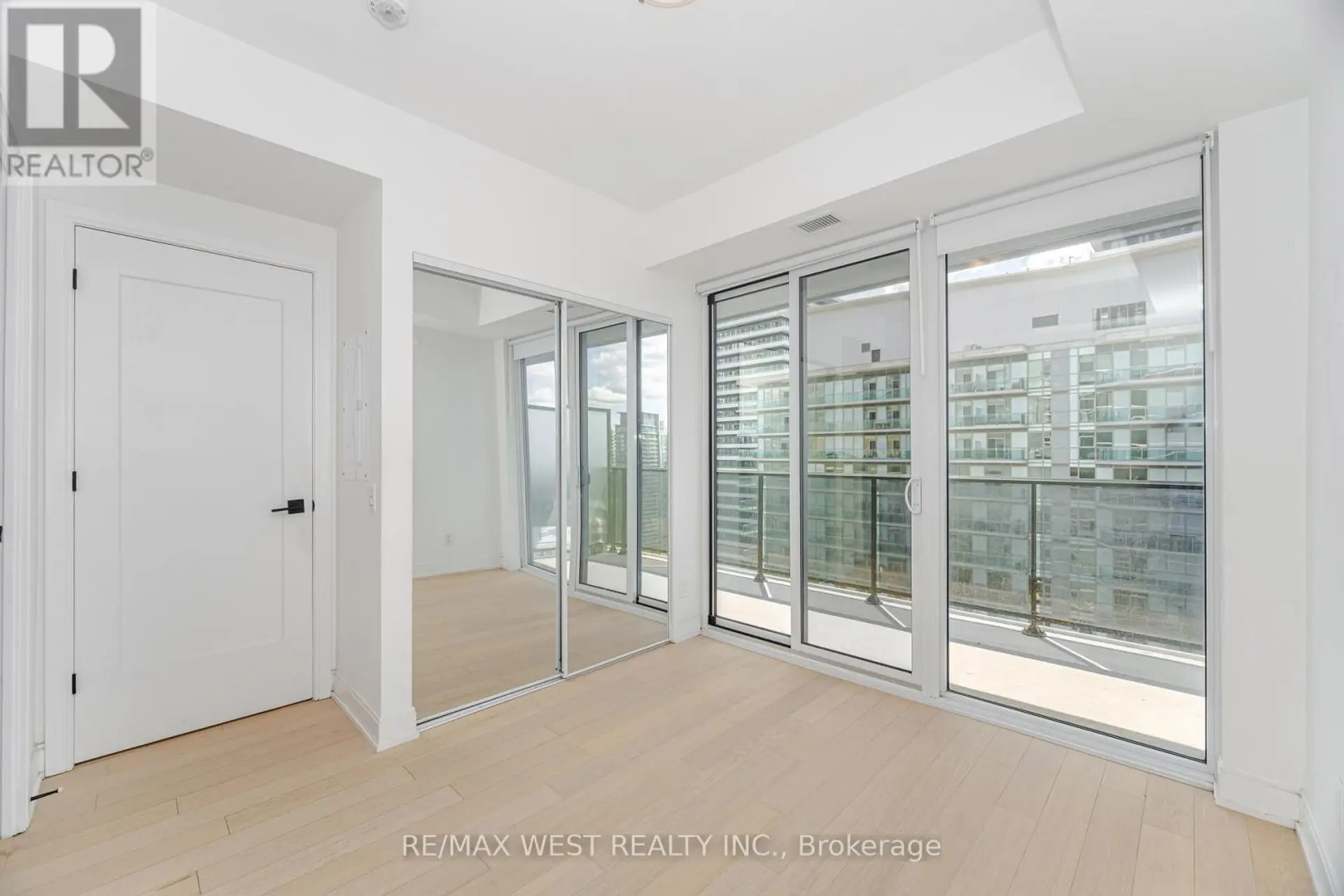 #4007 70 ANNIE CRAIG DRIVE - Image 14