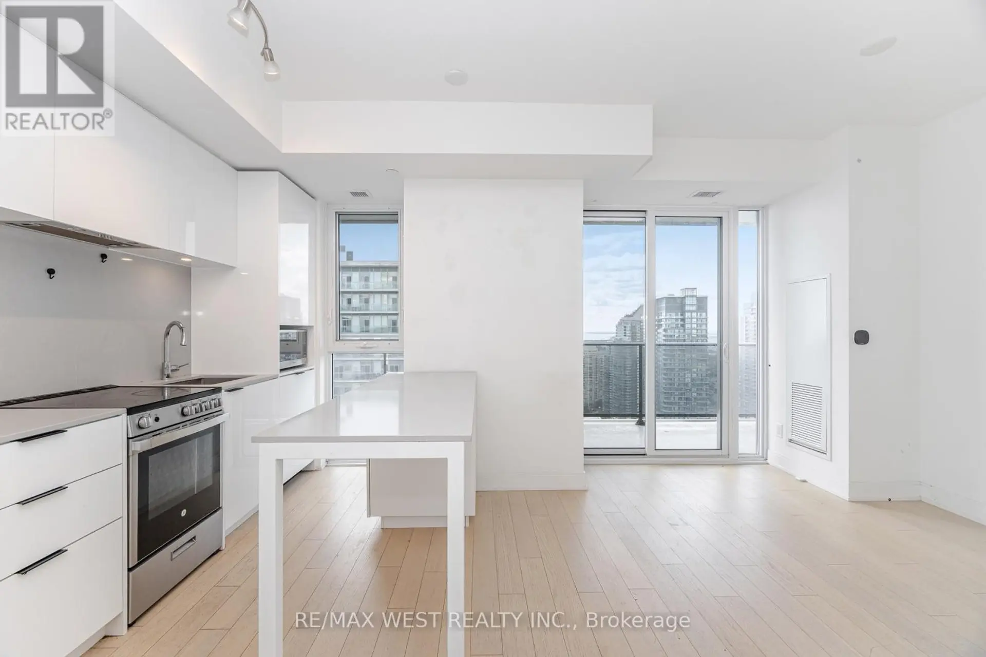 #4007 70 ANNIE CRAIG DRIVE - Image 4