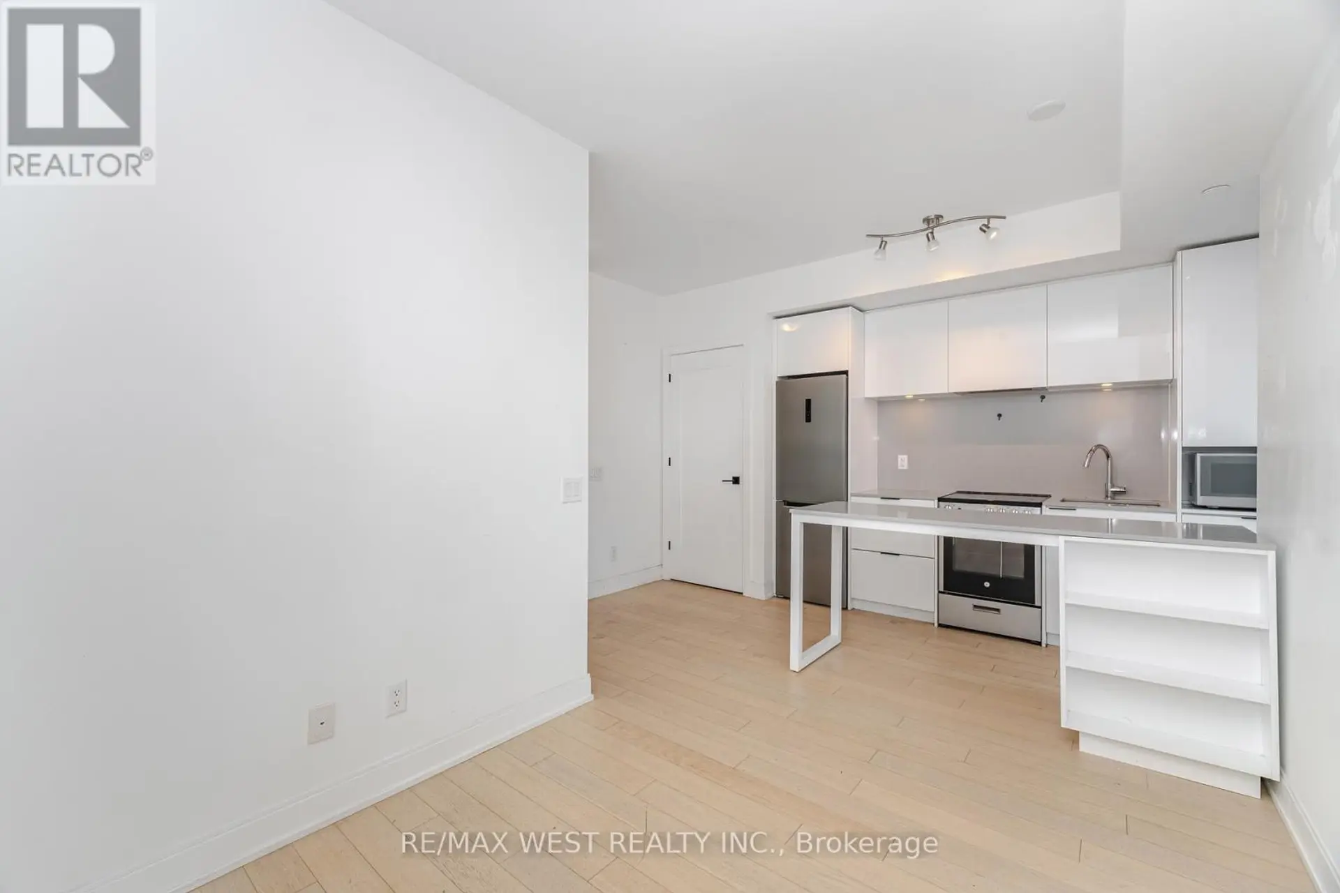 #4007 70 ANNIE CRAIG DRIVE - Image 5