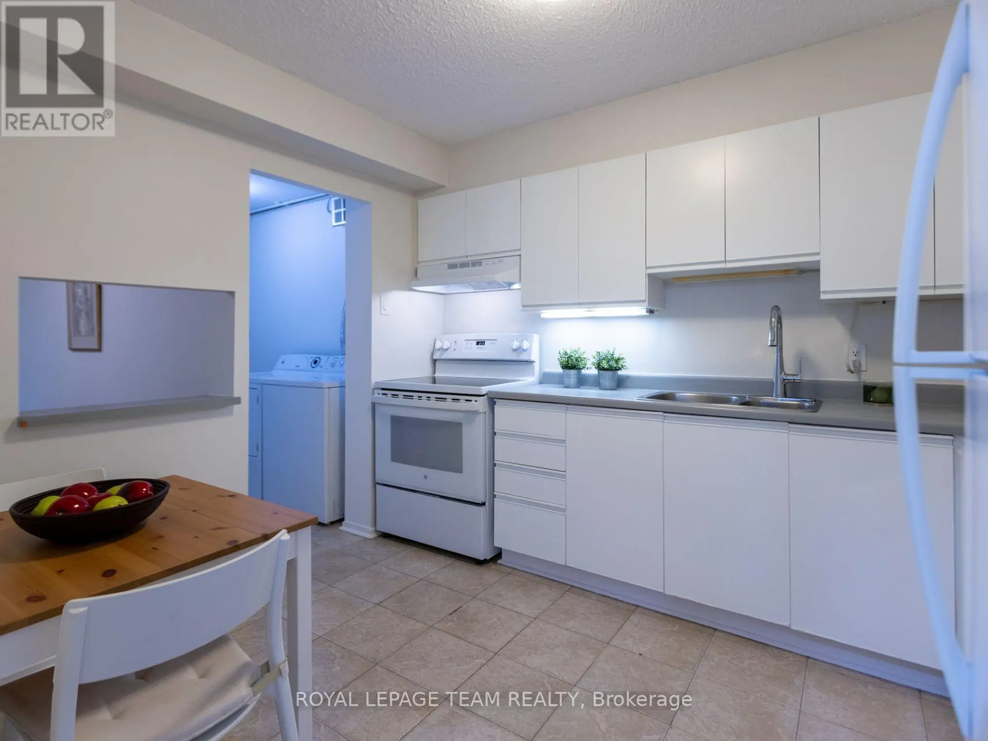 #404 200 BAY STREET - Image 8