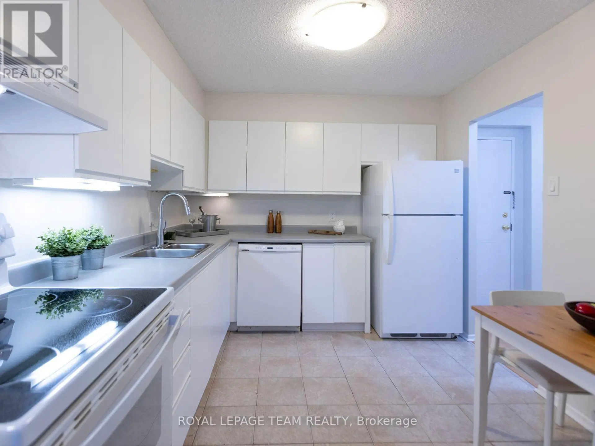 #404 200 BAY STREET - Image 9