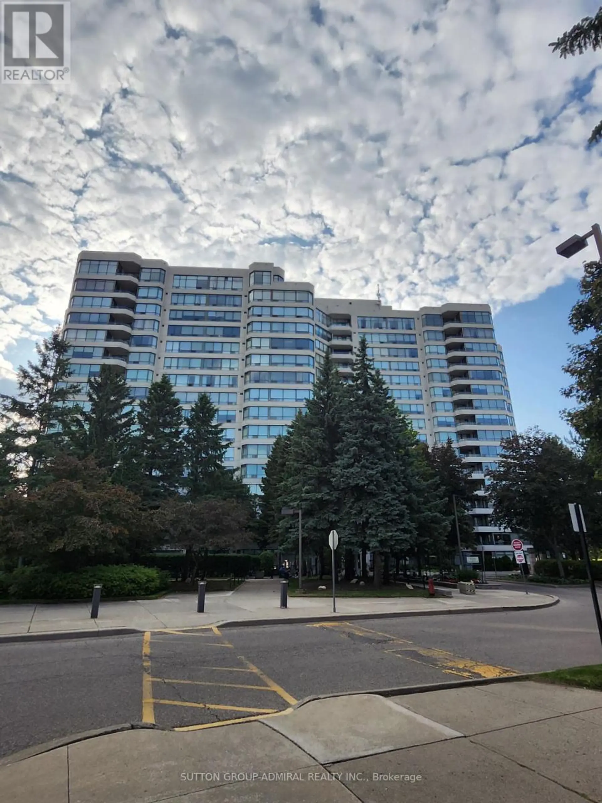 #910 120 PROMENADE CIRCLE - Image 1