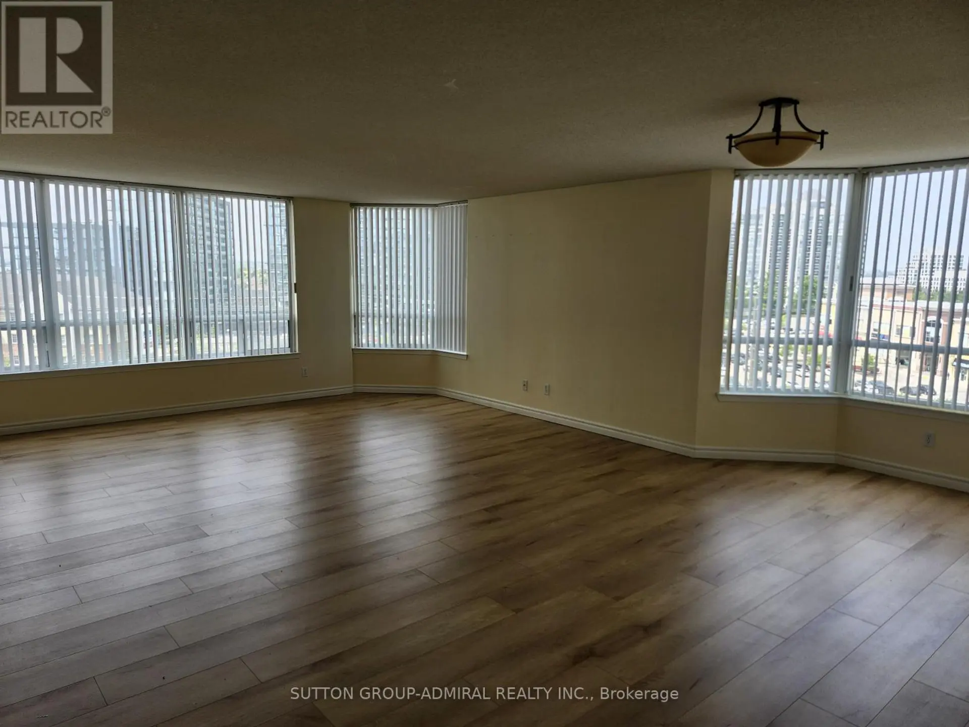 #910 120 PROMENADE CIRCLE - Image 13