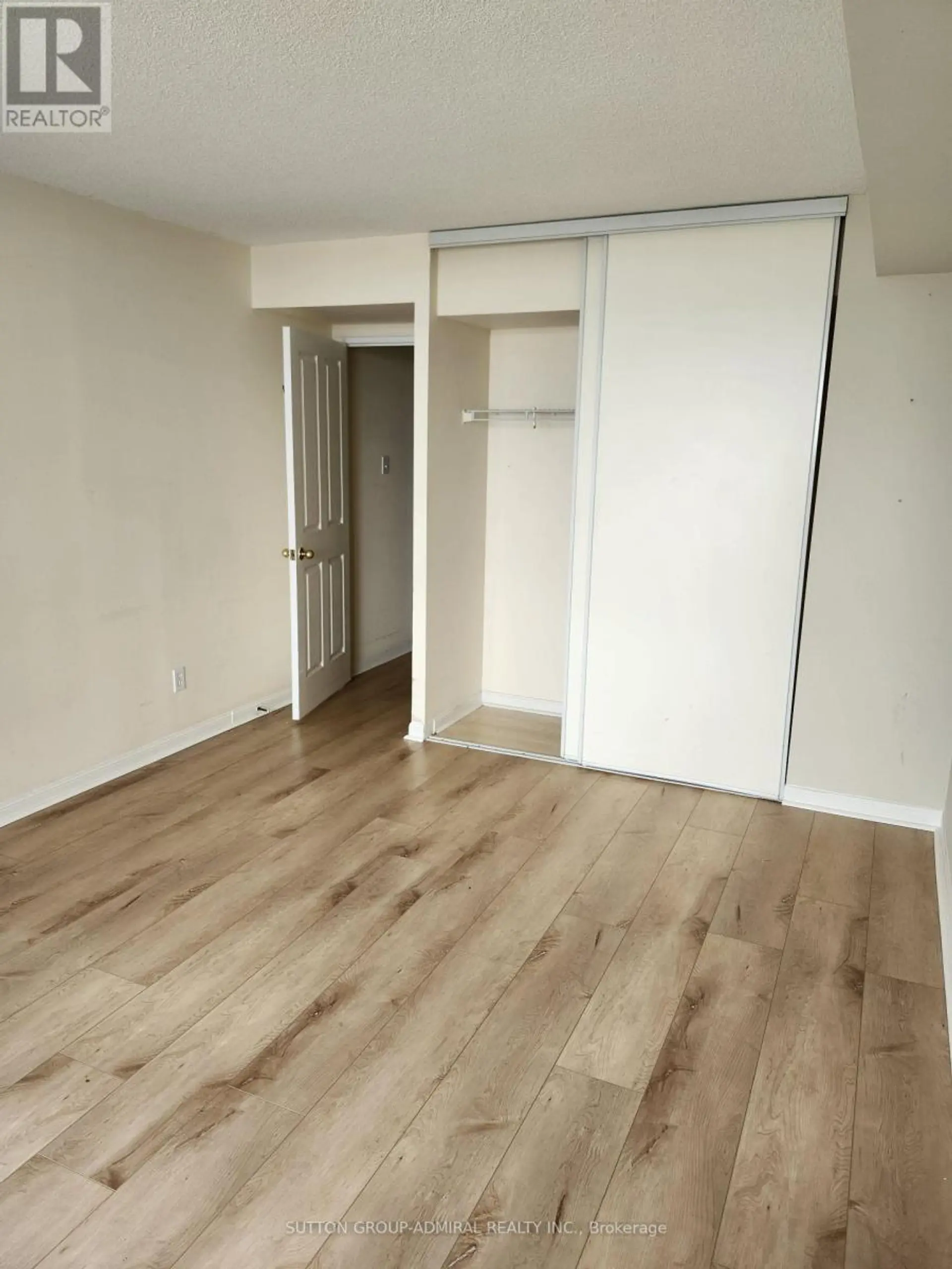 #910 120 PROMENADE CIRCLE - Image 15