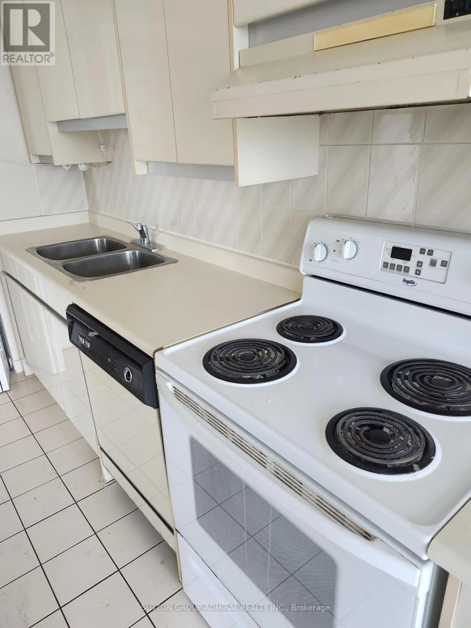 #910 120 PROMENADE CIRCLE - Image 9