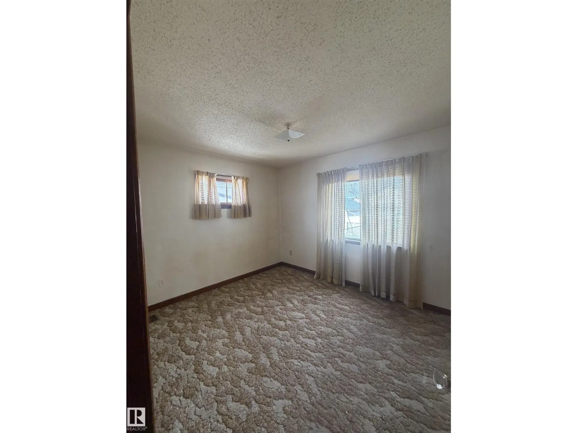 9630 106 AV NW - Image 11