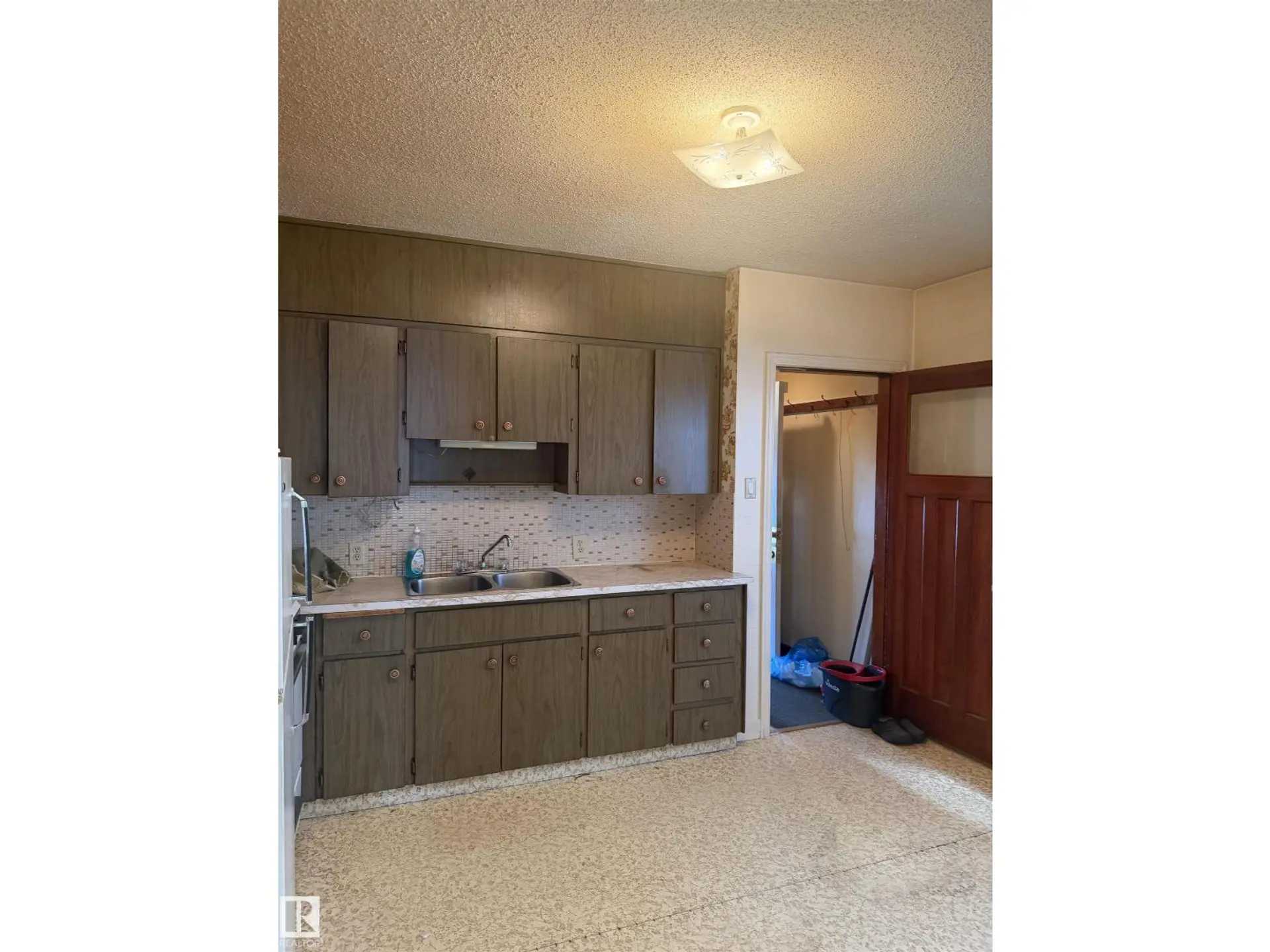 9630 106 AV NW - Image 9