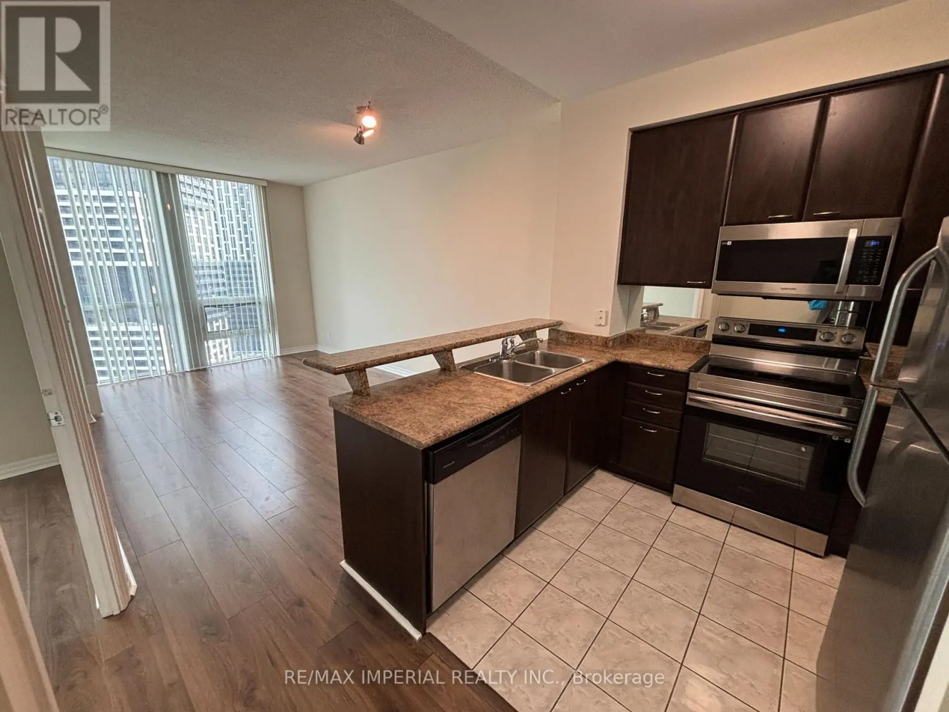 #2110 220 BURNHAMTHORPE ROAD W - Image 11