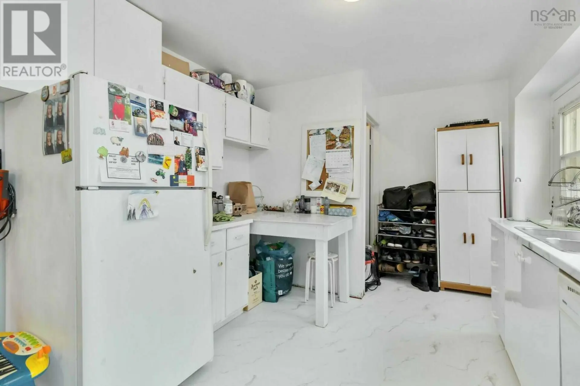 1570 Riverside Drive - Image 10