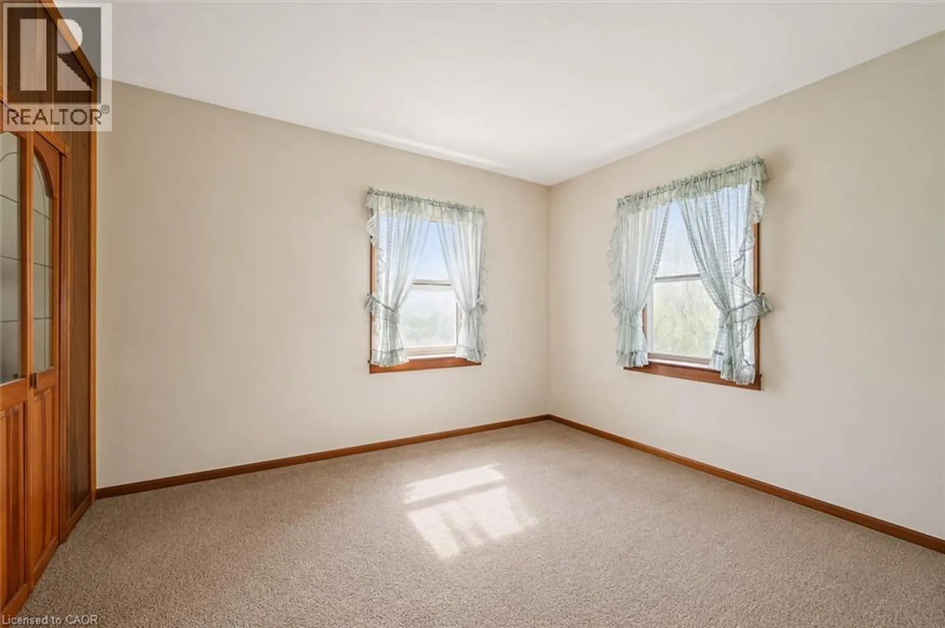 36 ELGIN Street E - Image 14