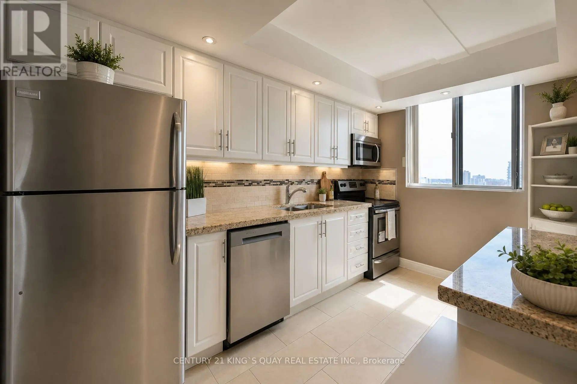 #904 115 HILLCREST AVENUE - Image 4