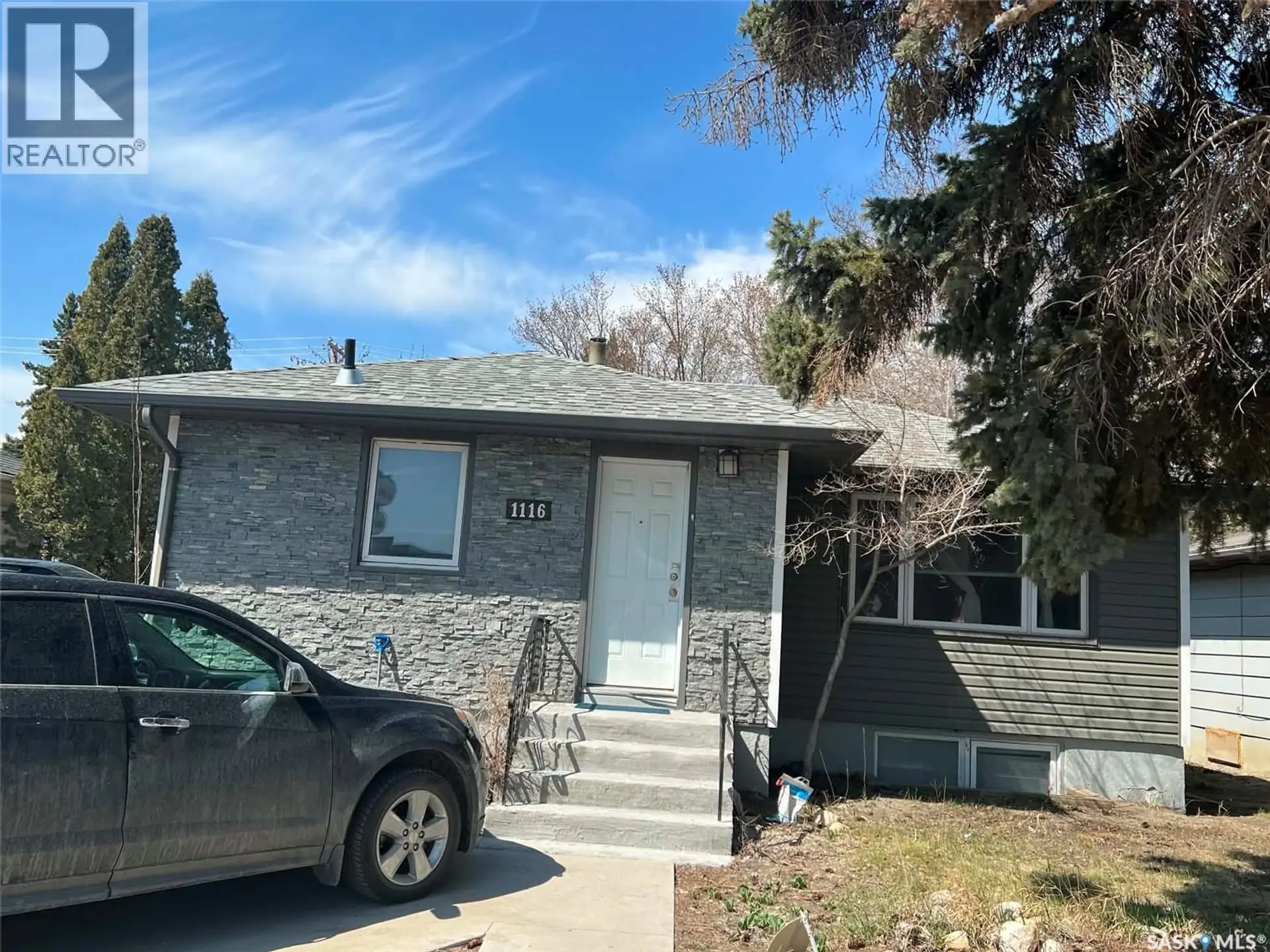 1116 Cumberland AVENUE S - Image 1