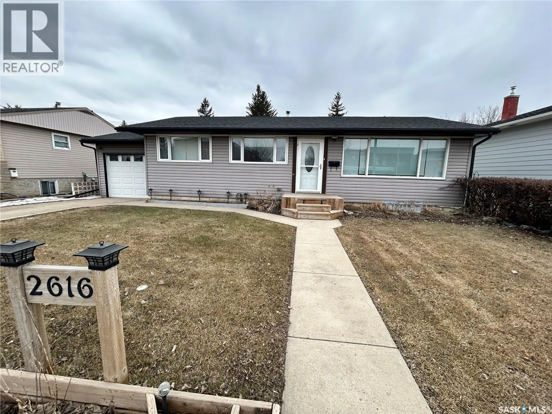 2616 Clarence AVENUE S - Image 1