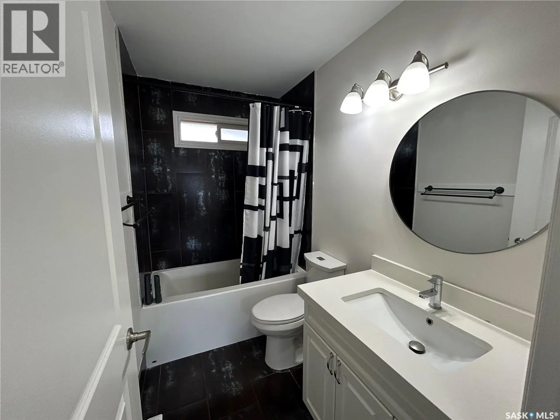 2616 Clarence AVENUE S - Image 7
