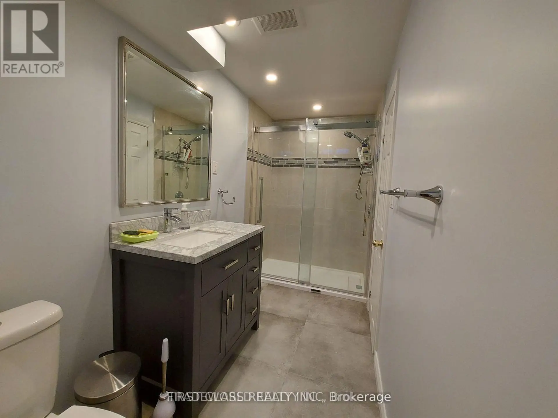 880 LESLIE VALLEY DRIVE - Image 1