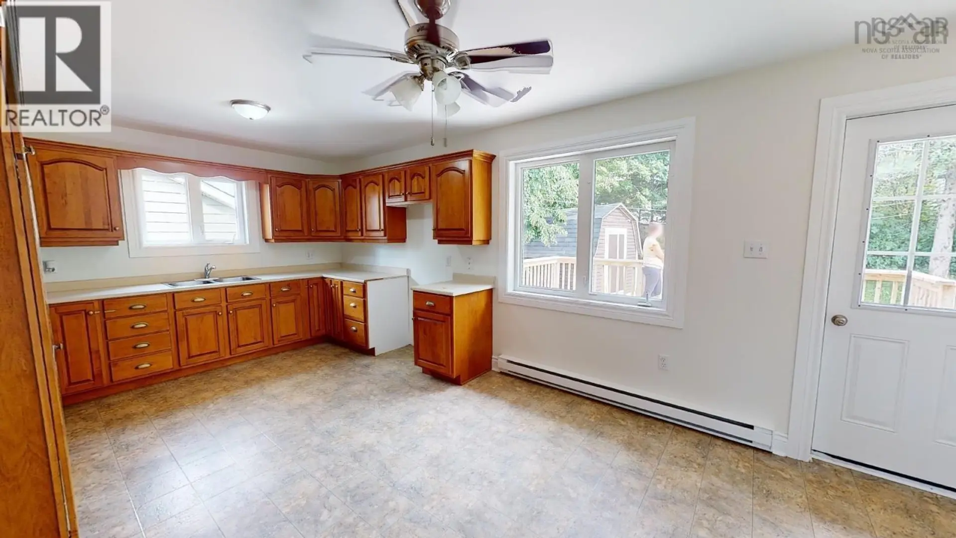 27 CENTENNIAL DRIVE - Image 10