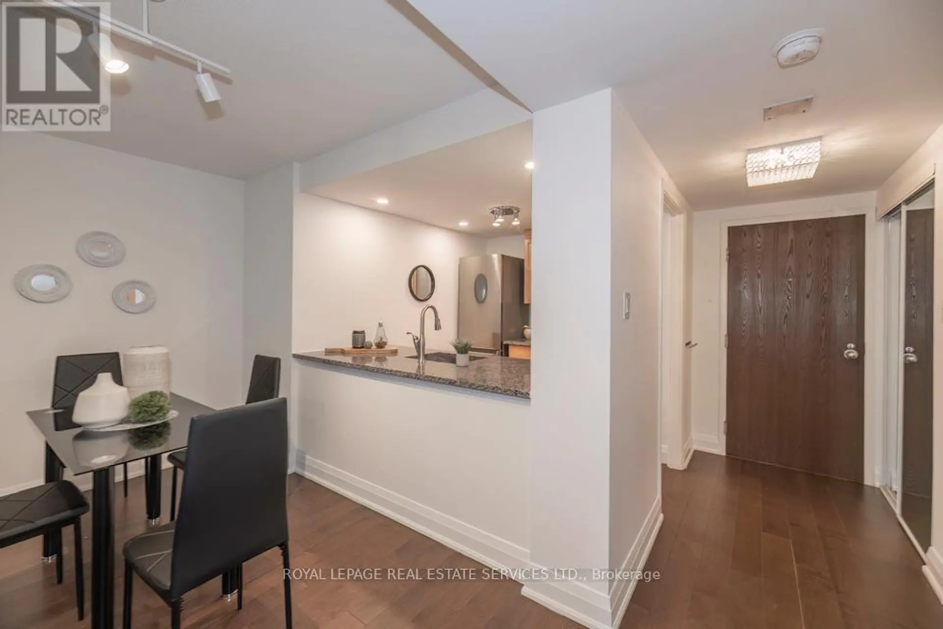 #320 711 BAY STREET - Image 4