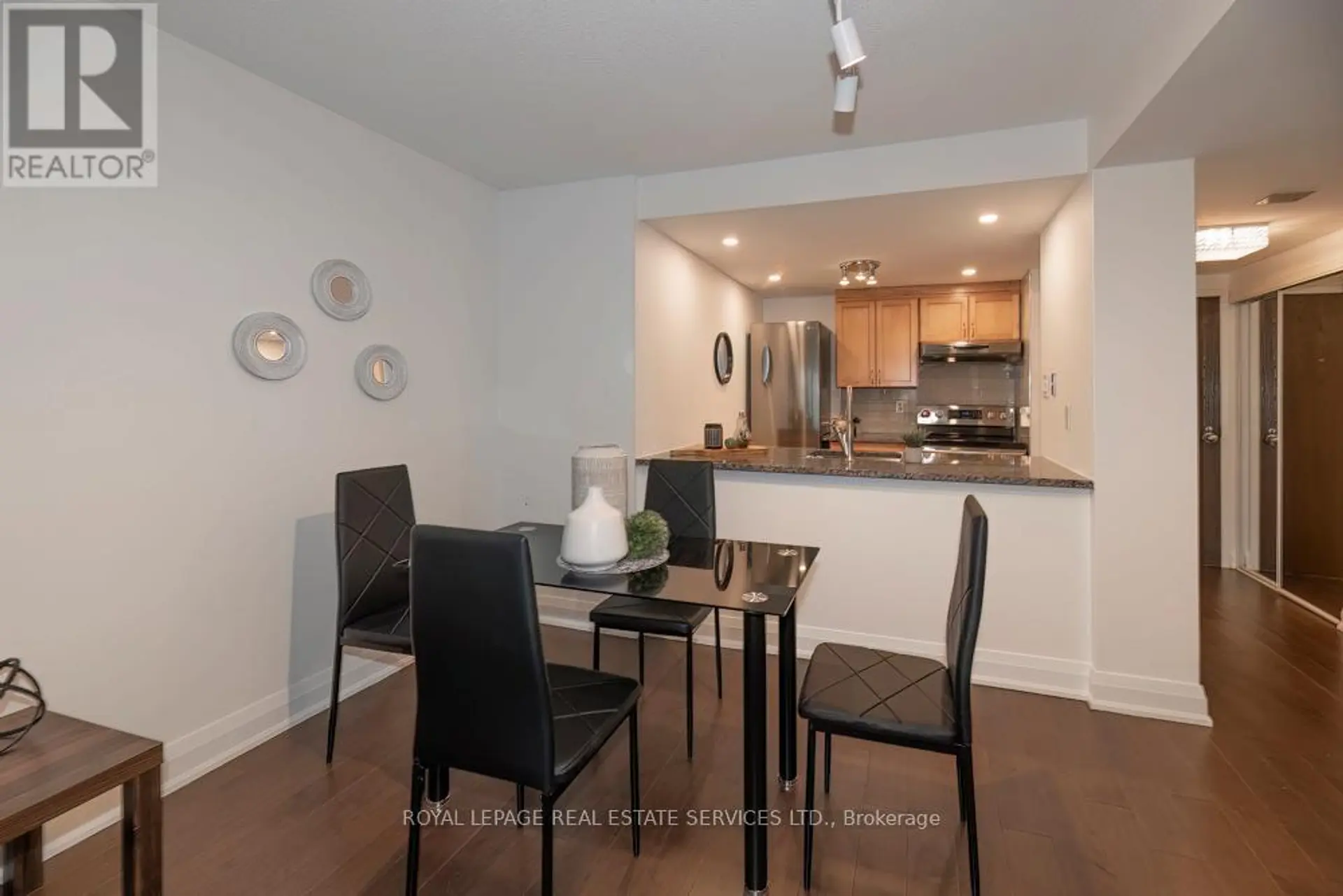 #320 711 BAY STREET - Image 6