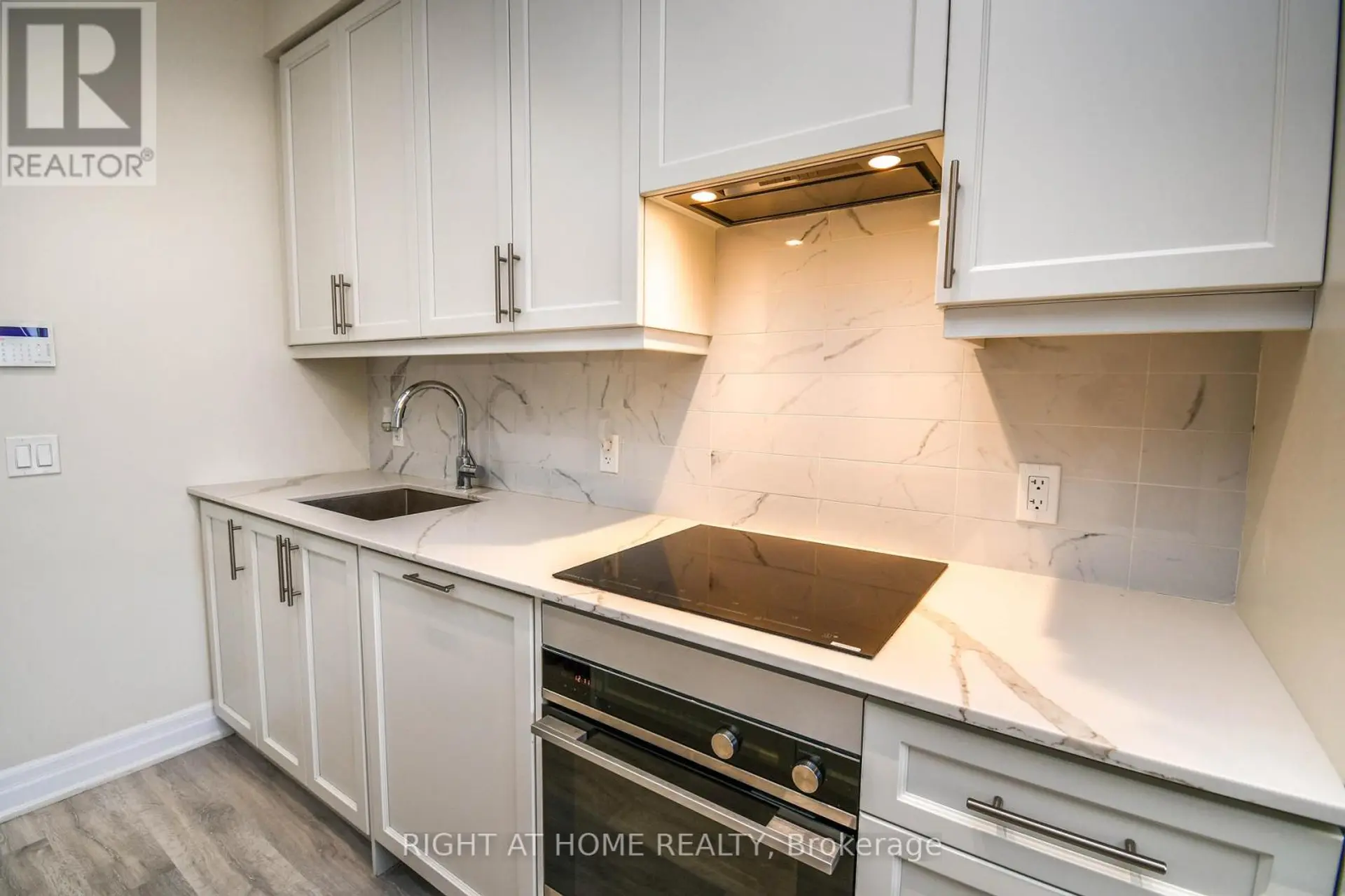 #811 9085 JANE STREET - Image 4