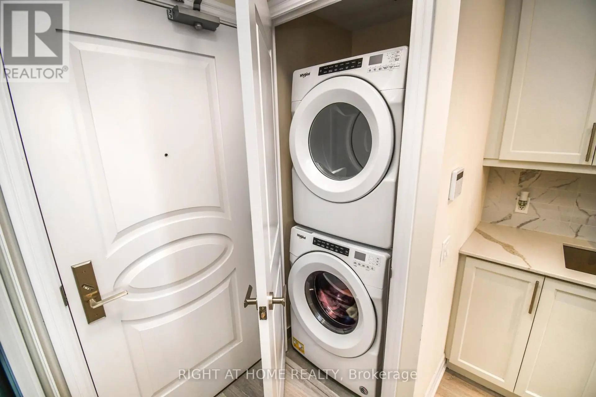 #811 9085 JANE STREET - Image 7