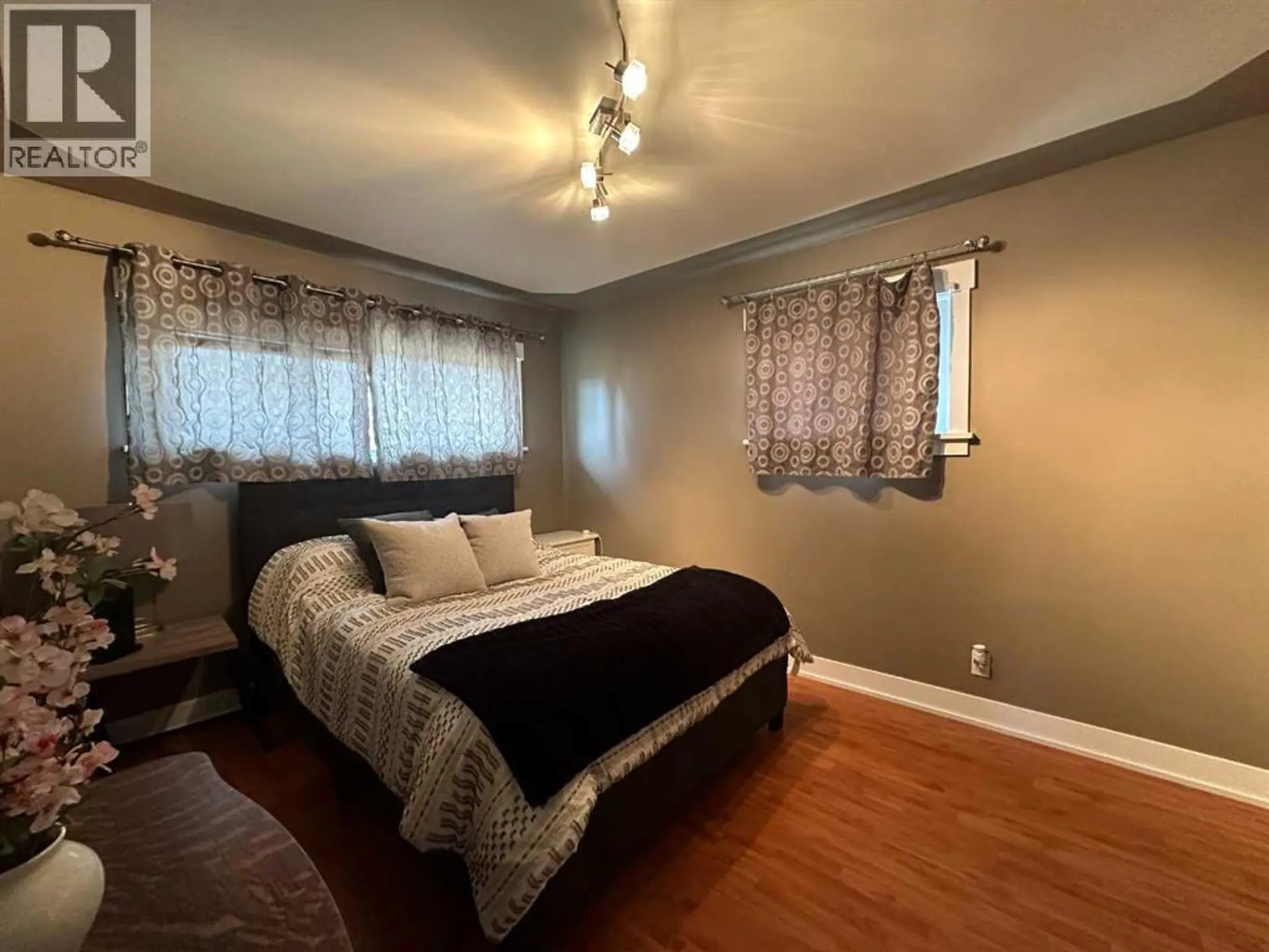 5002 57 Avenue - Image 11