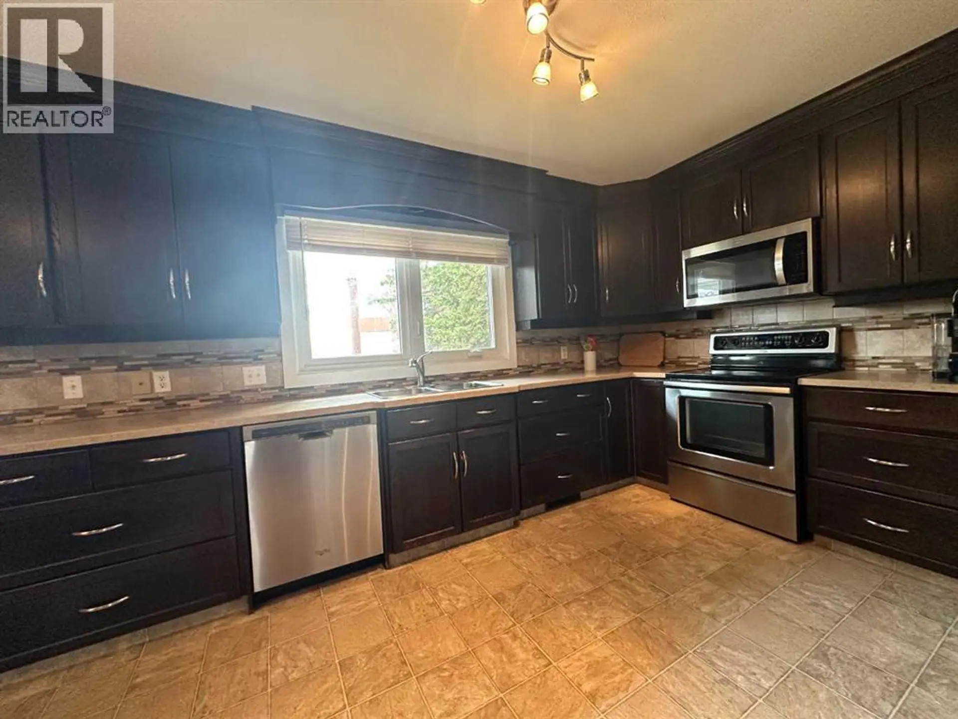5002 57 Avenue - Image 6