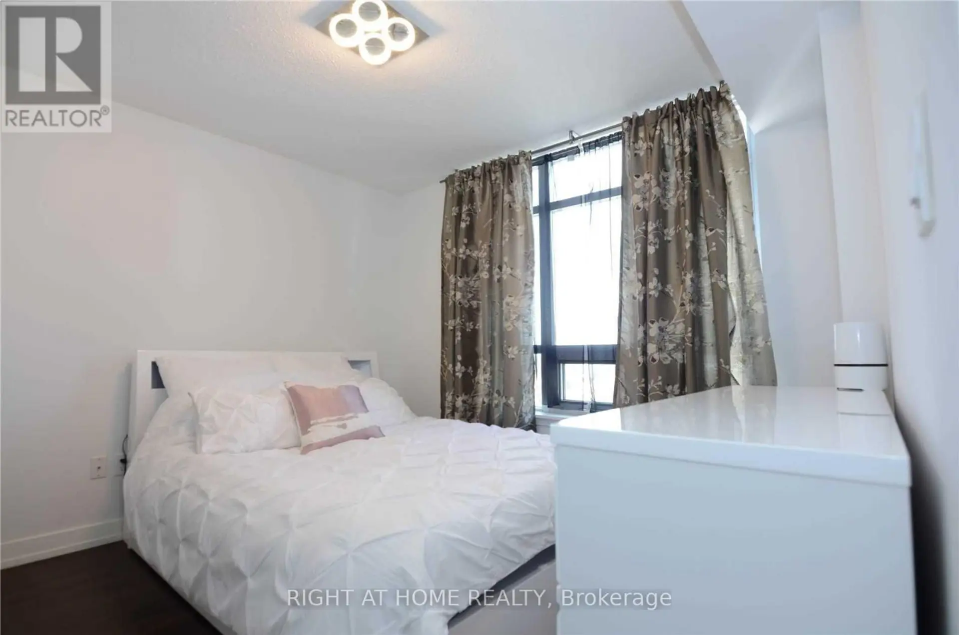 #1016 812 LANSDOWNE AVENUE - Image 11