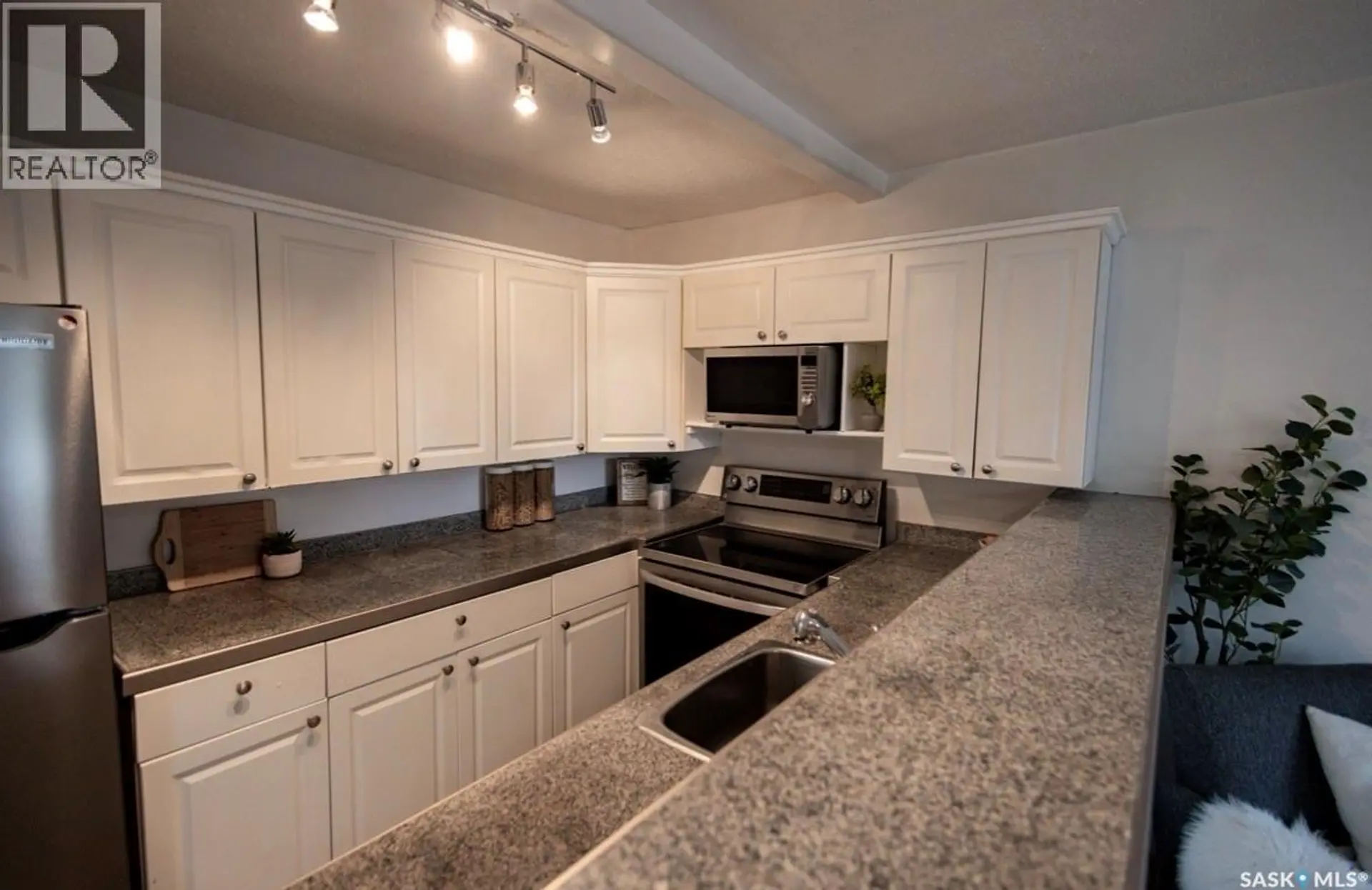 2070 Reynolds STREET - Image 4