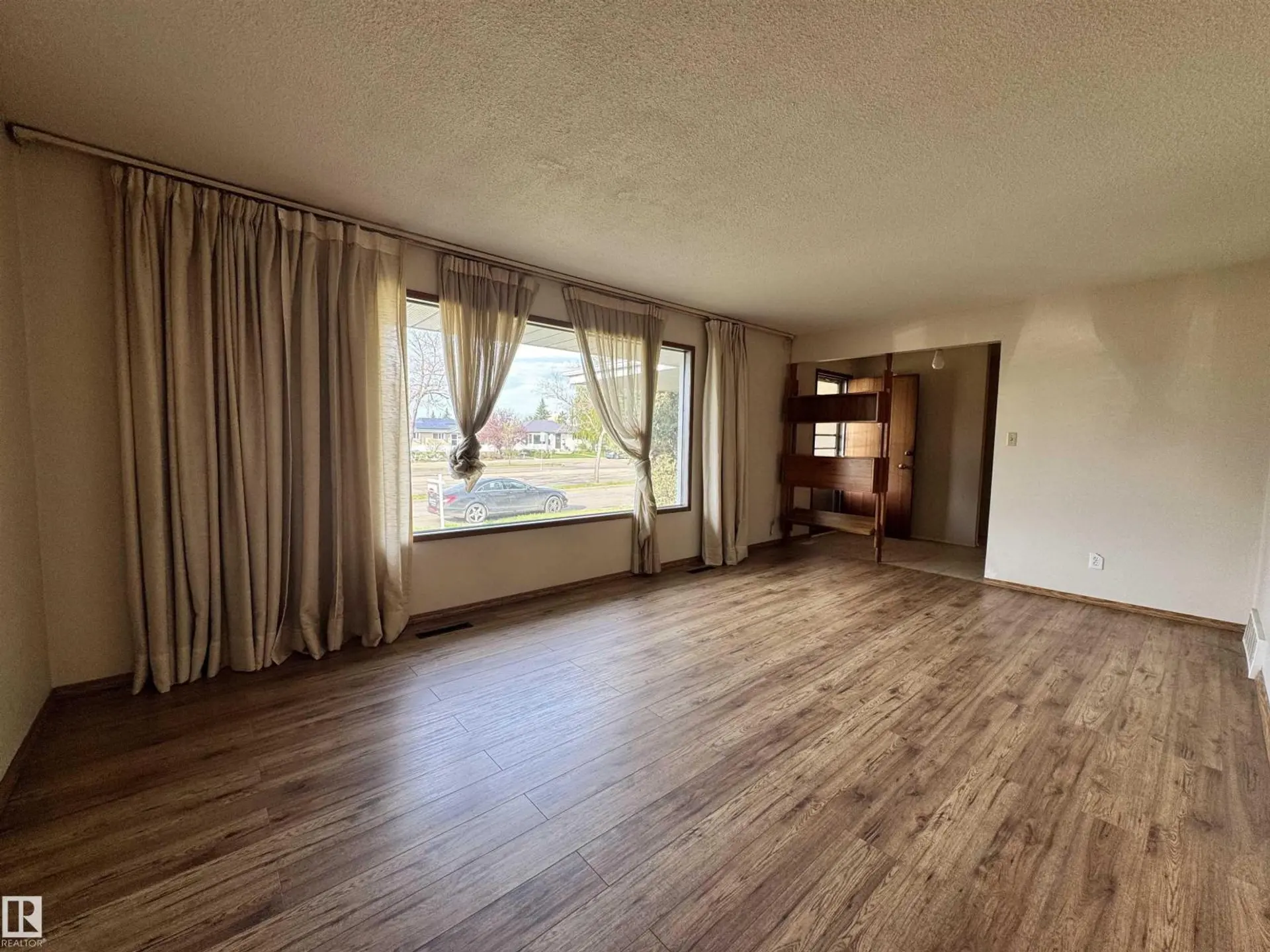 5707 90 AV NW - Image 3