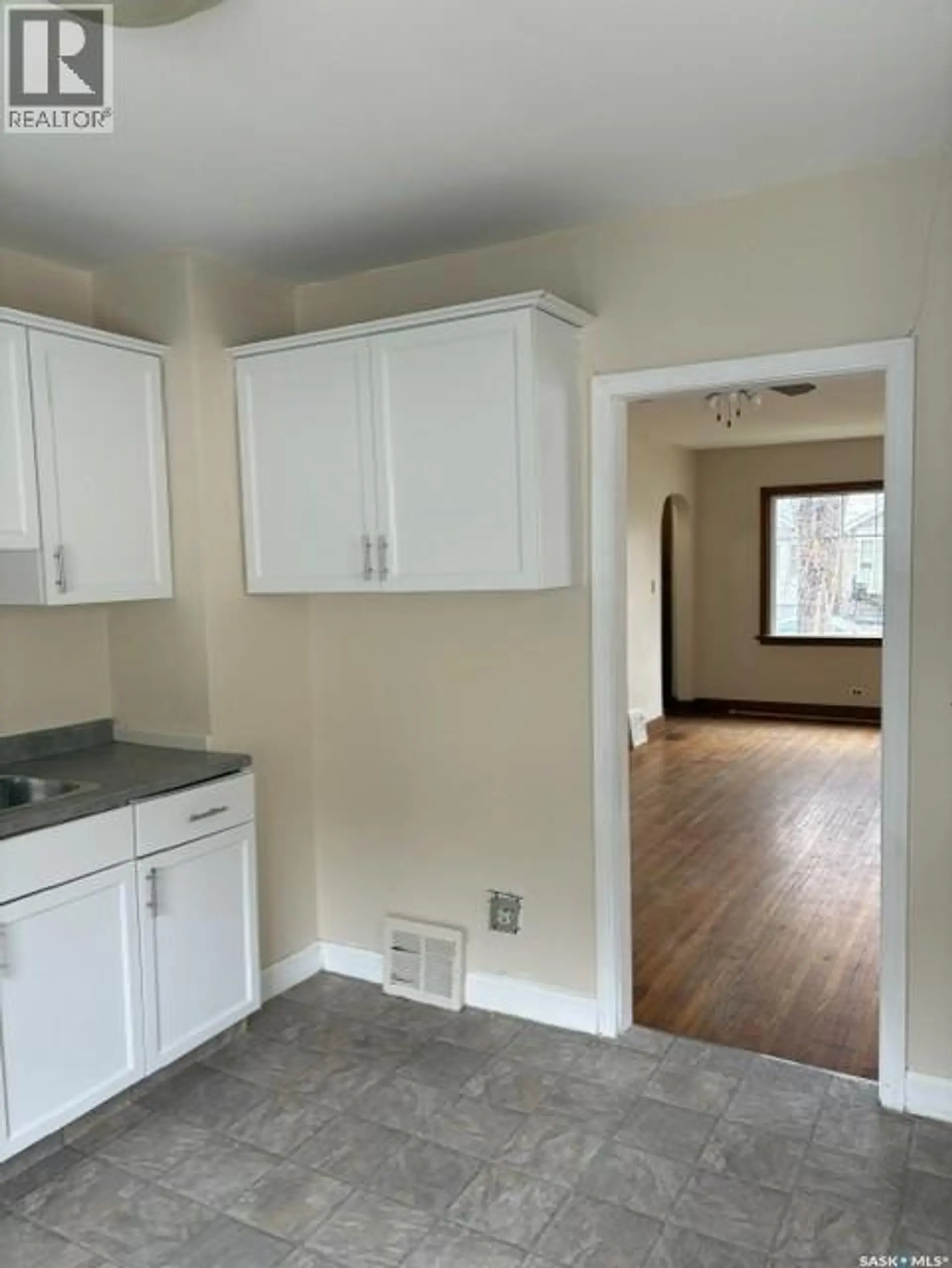 2230 Winnipeg STREET - Image 4