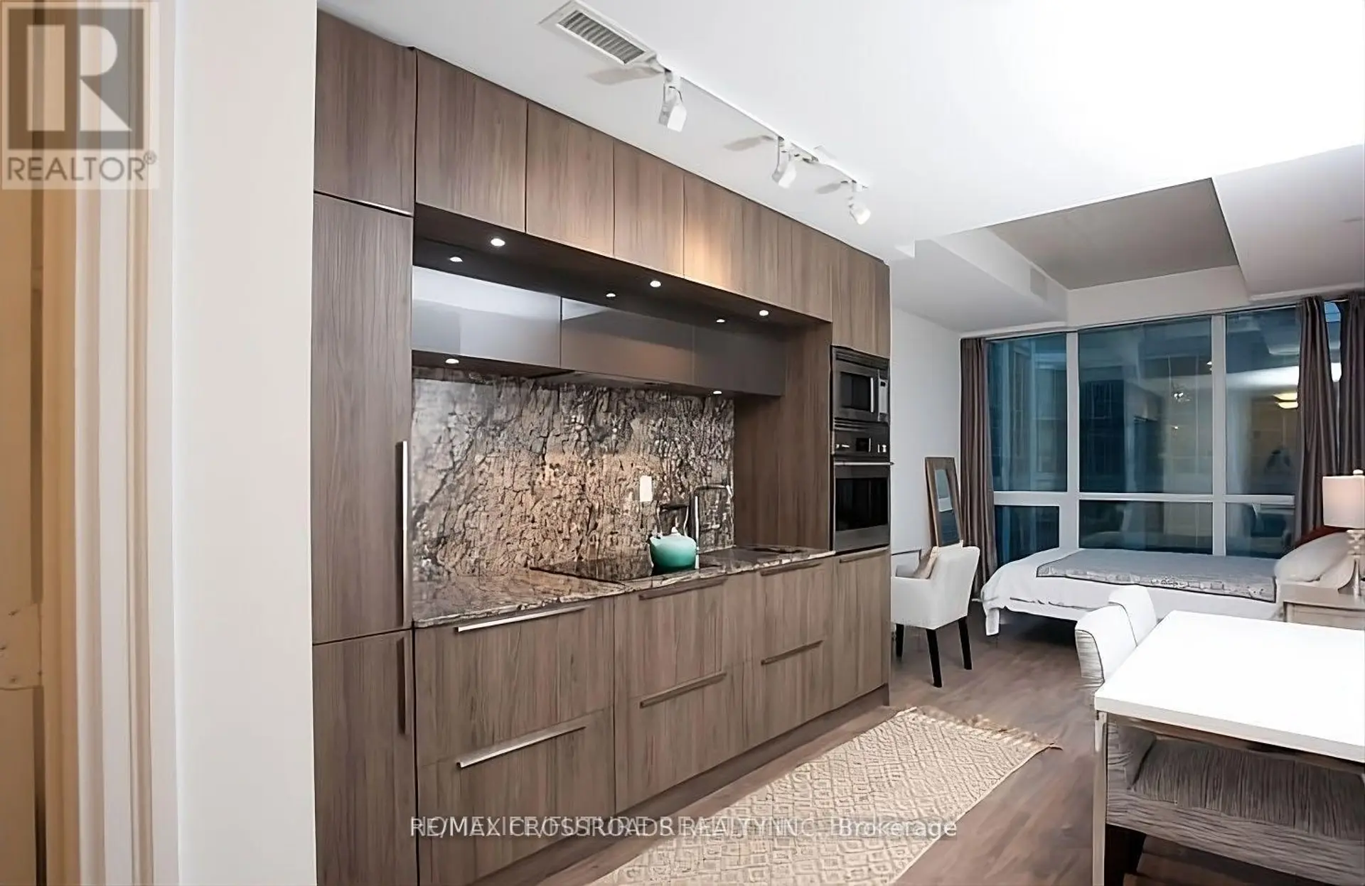 #1308 88 BLUE JAYS WAY - Image 6