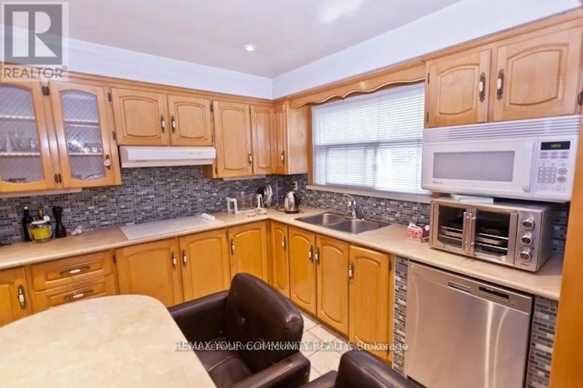 8 STANWOOD CRESCENT - Image 2