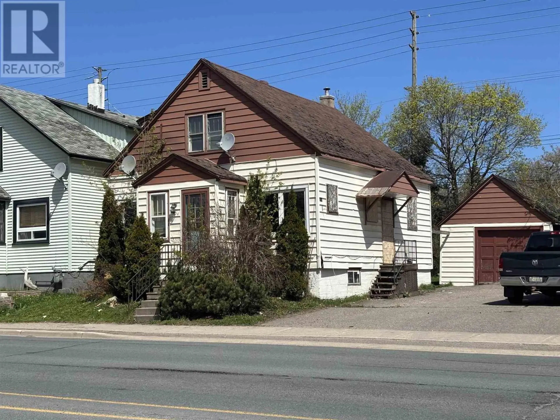 904 Wellington ST E - Image 2