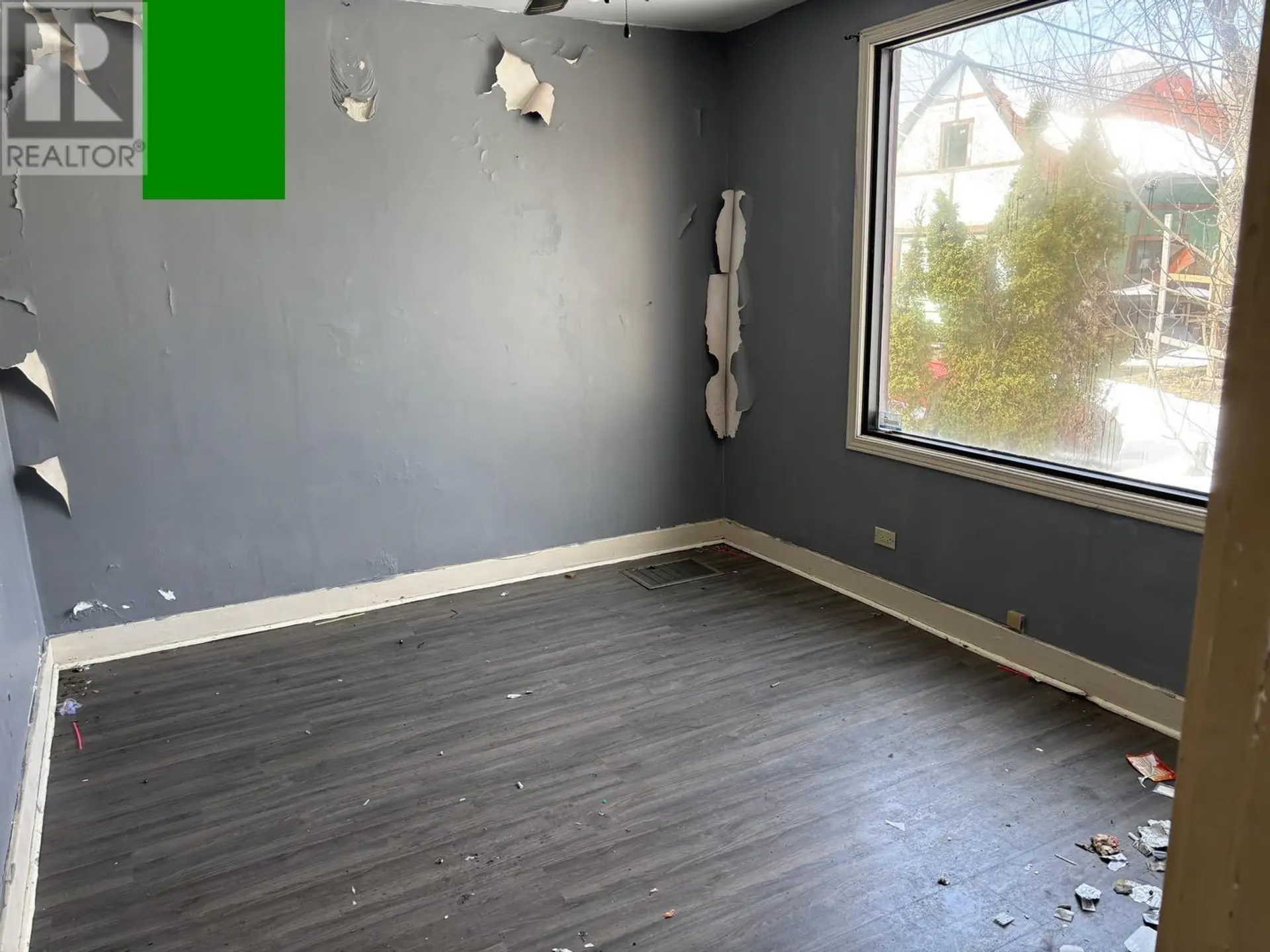 904 Wellington ST E - Image 6
