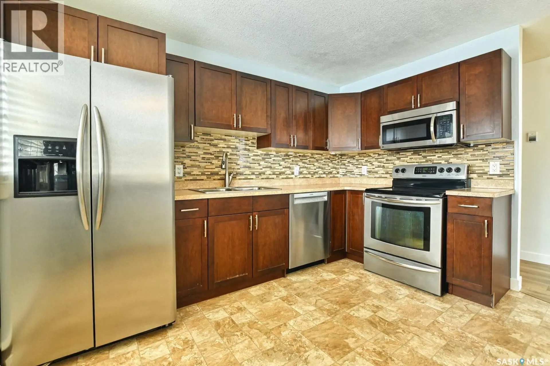 #11 2121 Rae STREET - Image 1