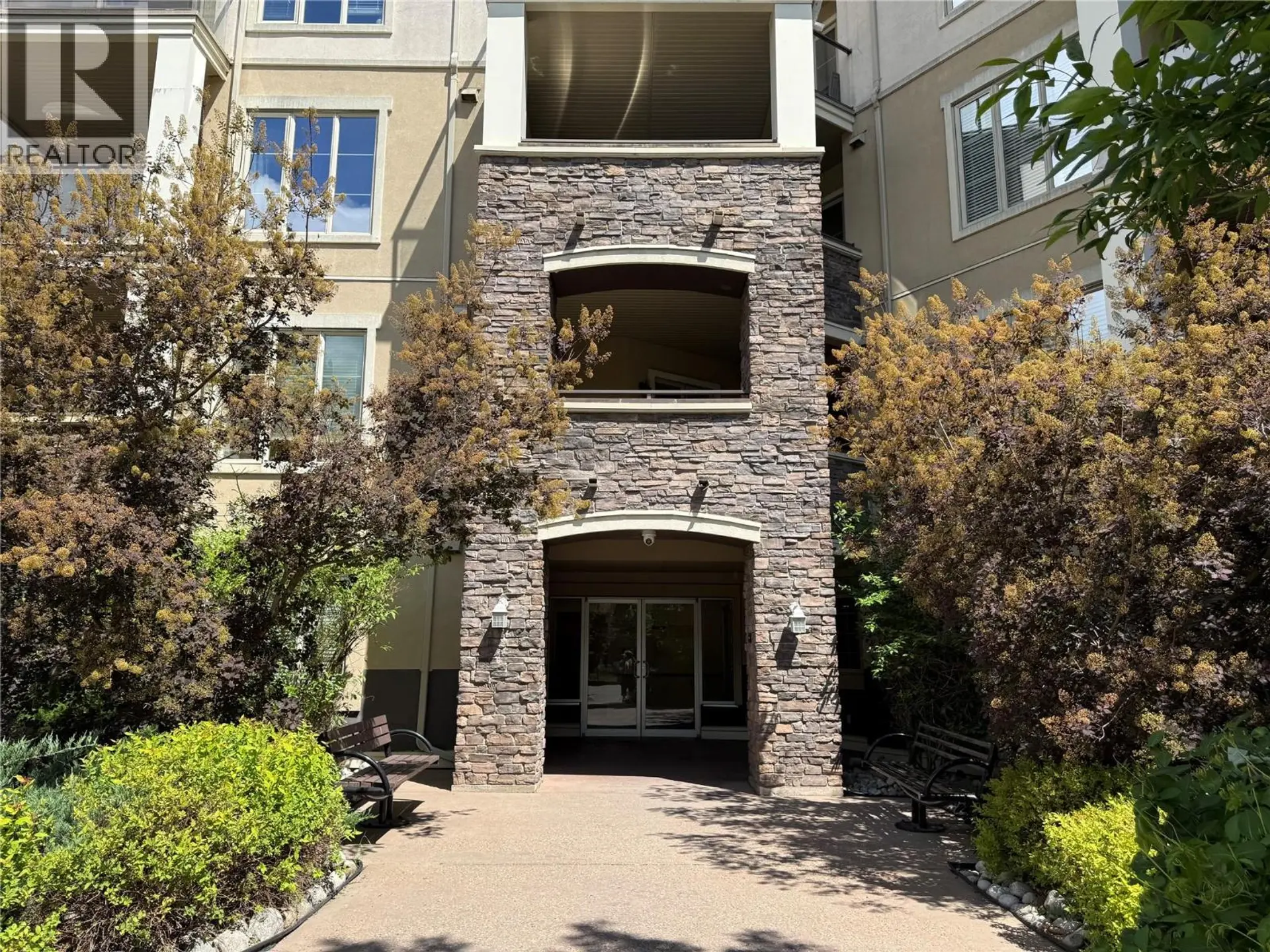 #1110 1875 Country Club Drive - Image 17