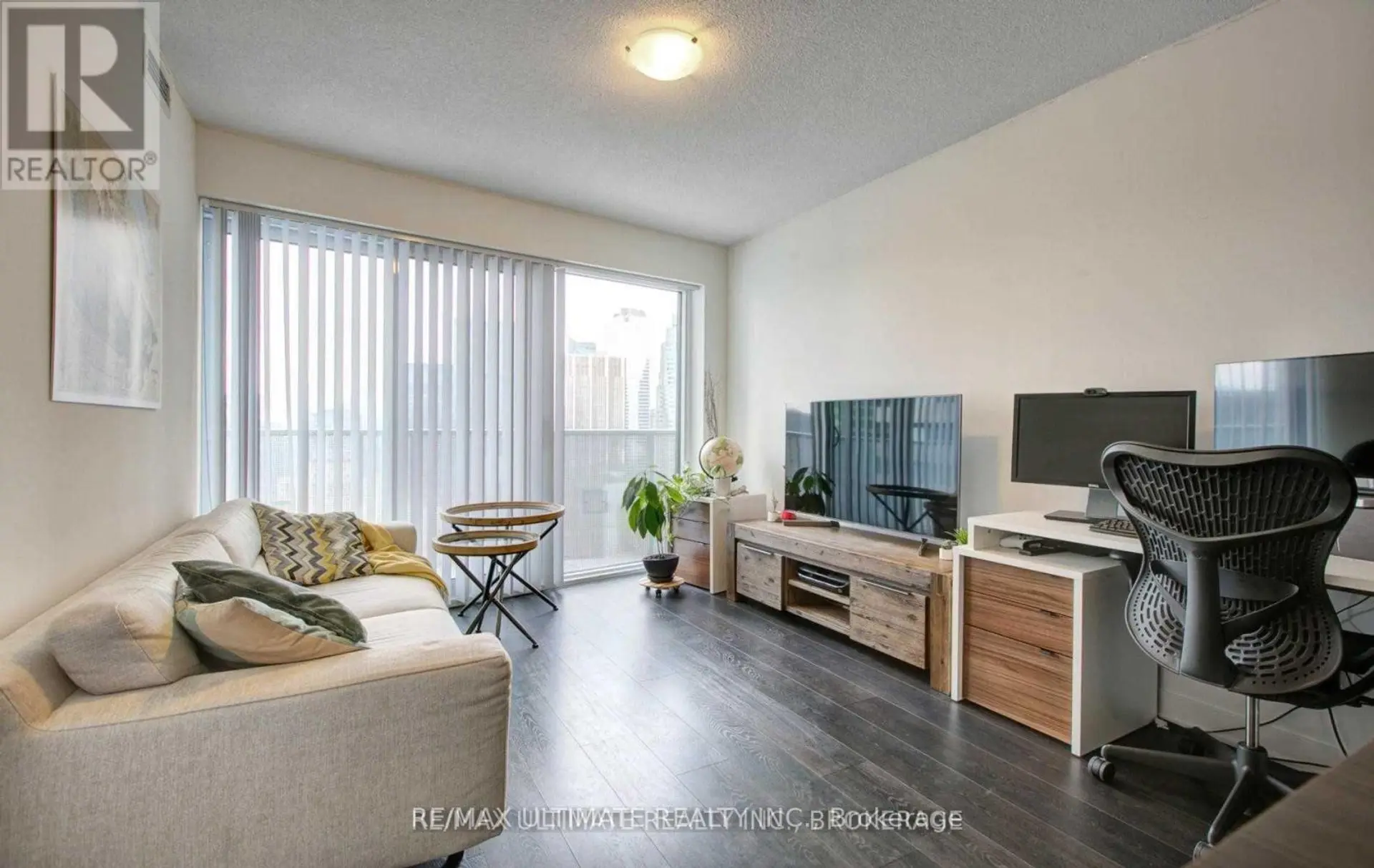 #4203 88 HARBOUR STREET - Image 5