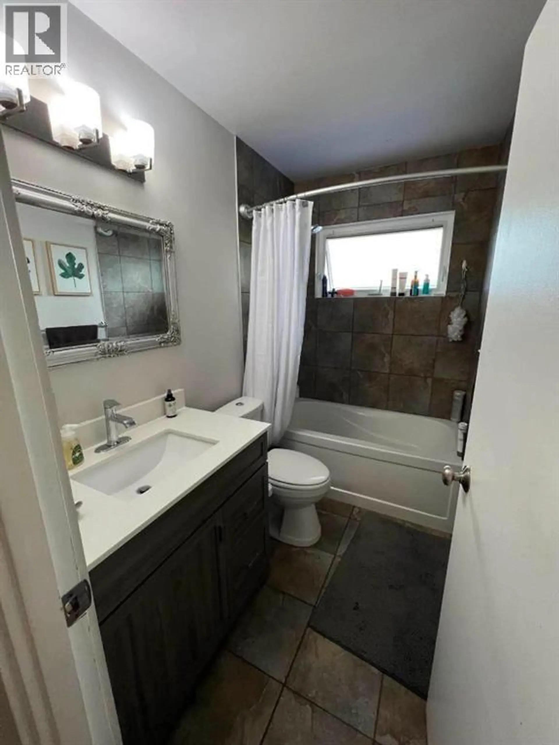 10241 111 Avenue - Image 6