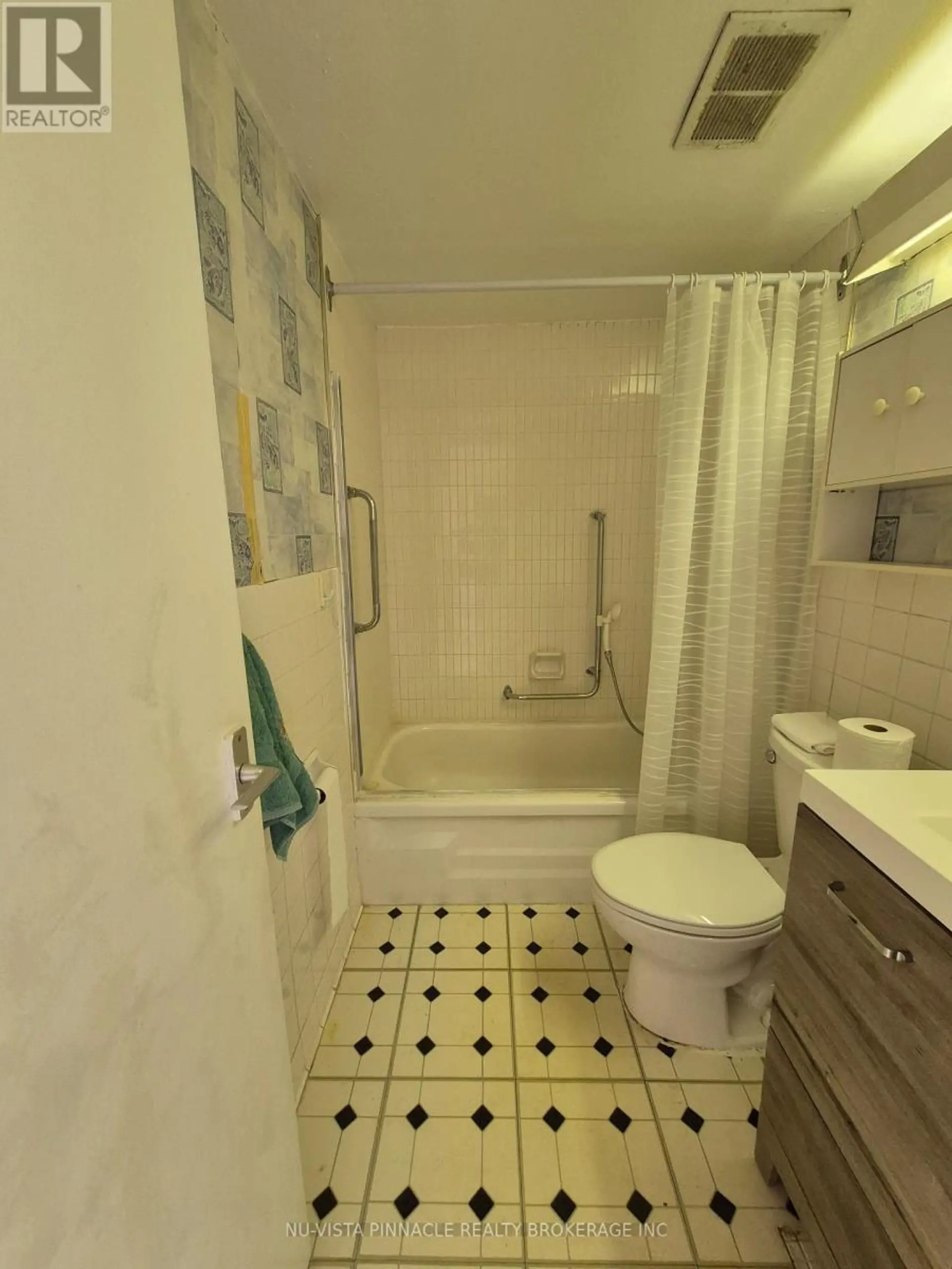 #612 1 MASSEY SQUARE - Image 9