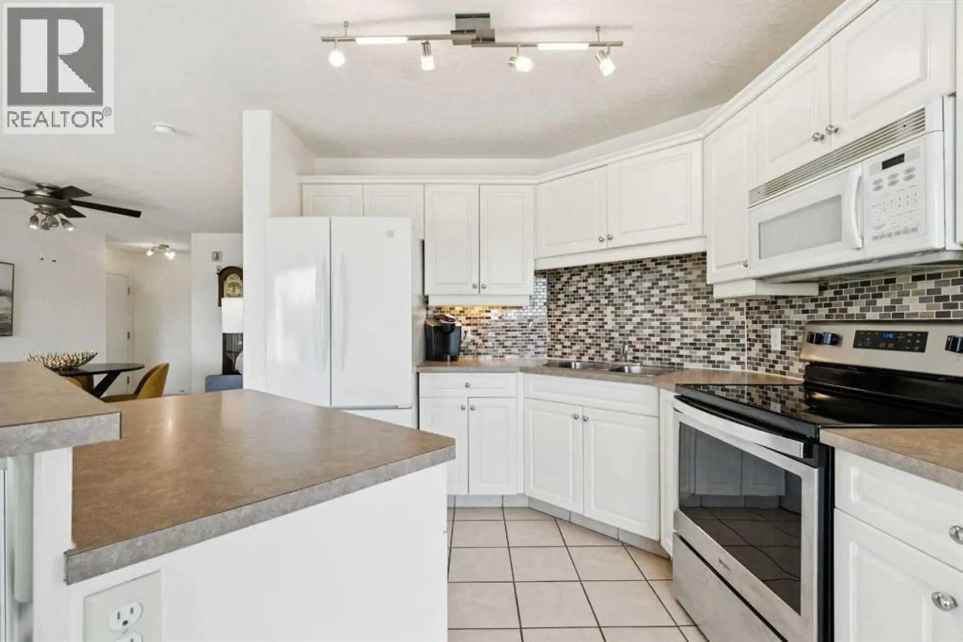 #102 6102 Valleyview Park SE - Image 9