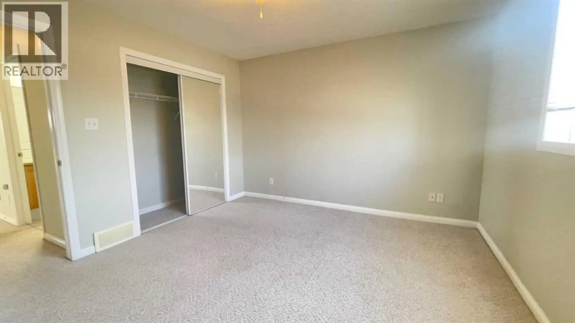 34 Blackfoot Road W - Image 11