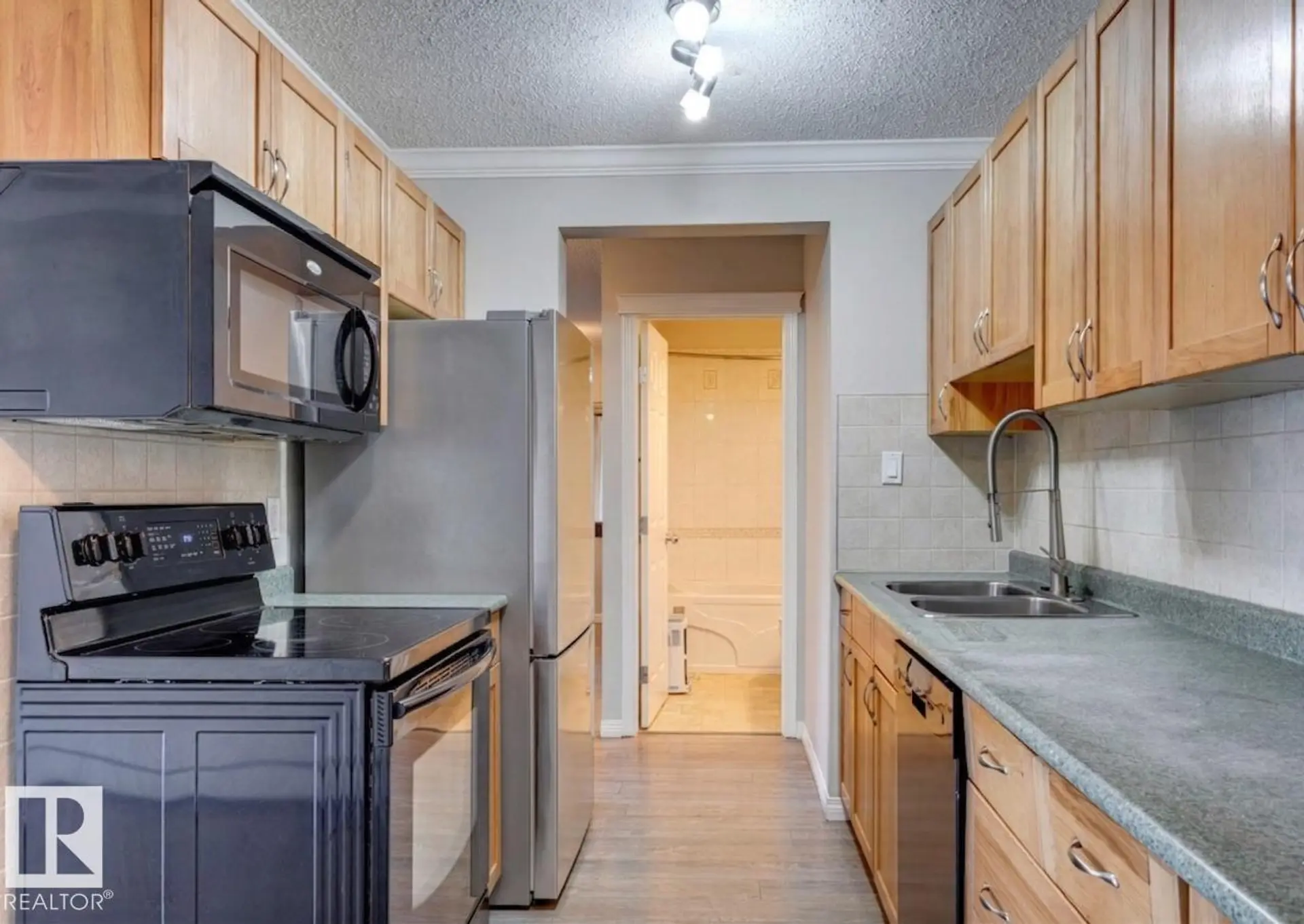 #402 10330 113 ST NW - Image 12