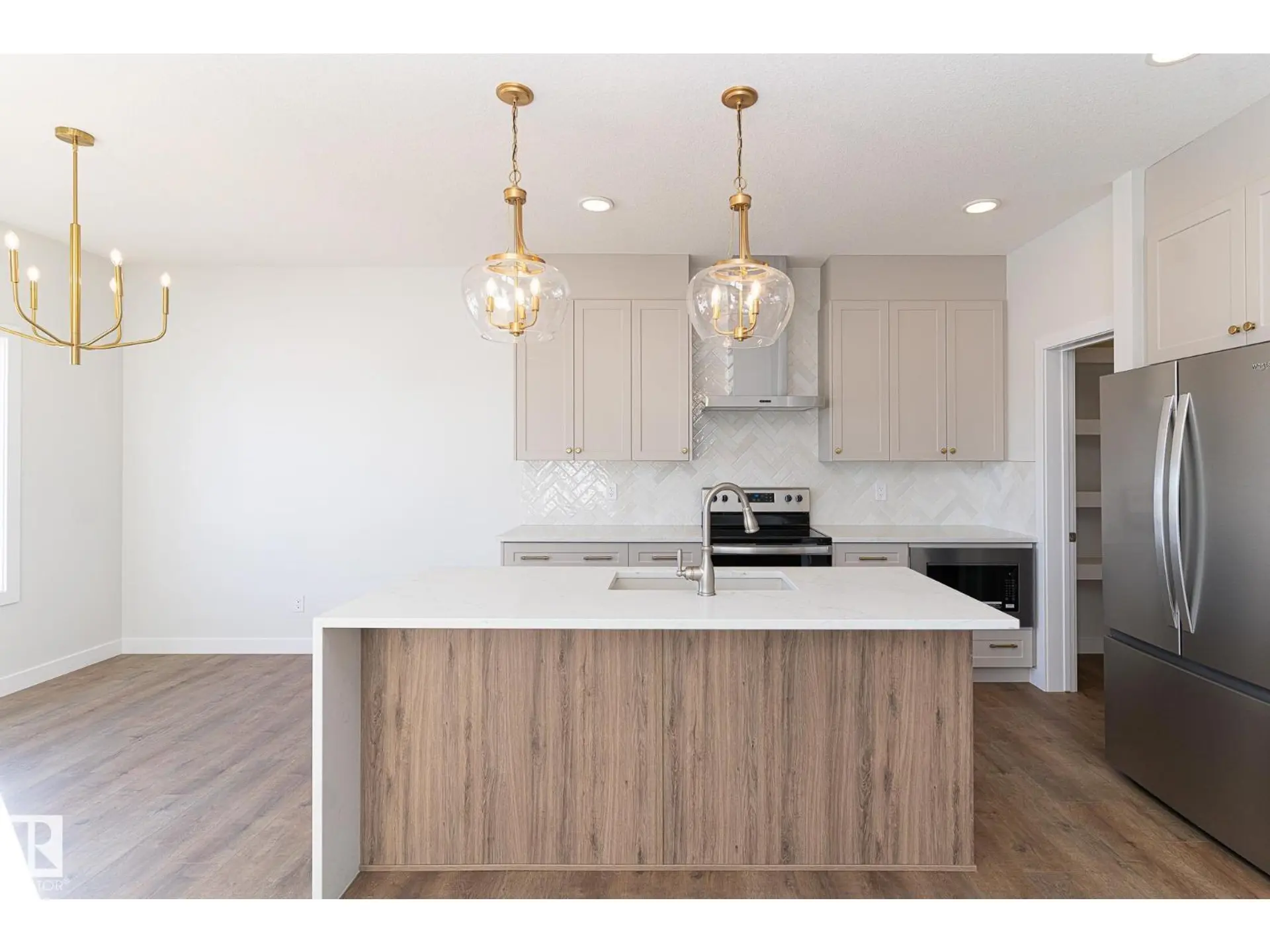 935 18 AV NW - Image 13